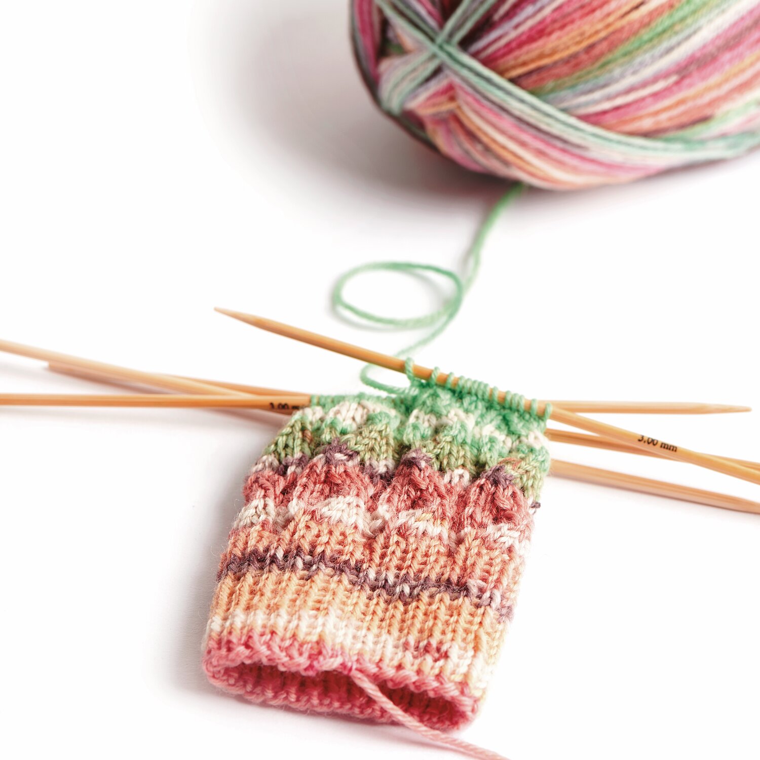 Superba Bamboo superwash: Bunte Strickarbeit mit Bambusnadeln und Garn in Erdtönen, 100g 420m.