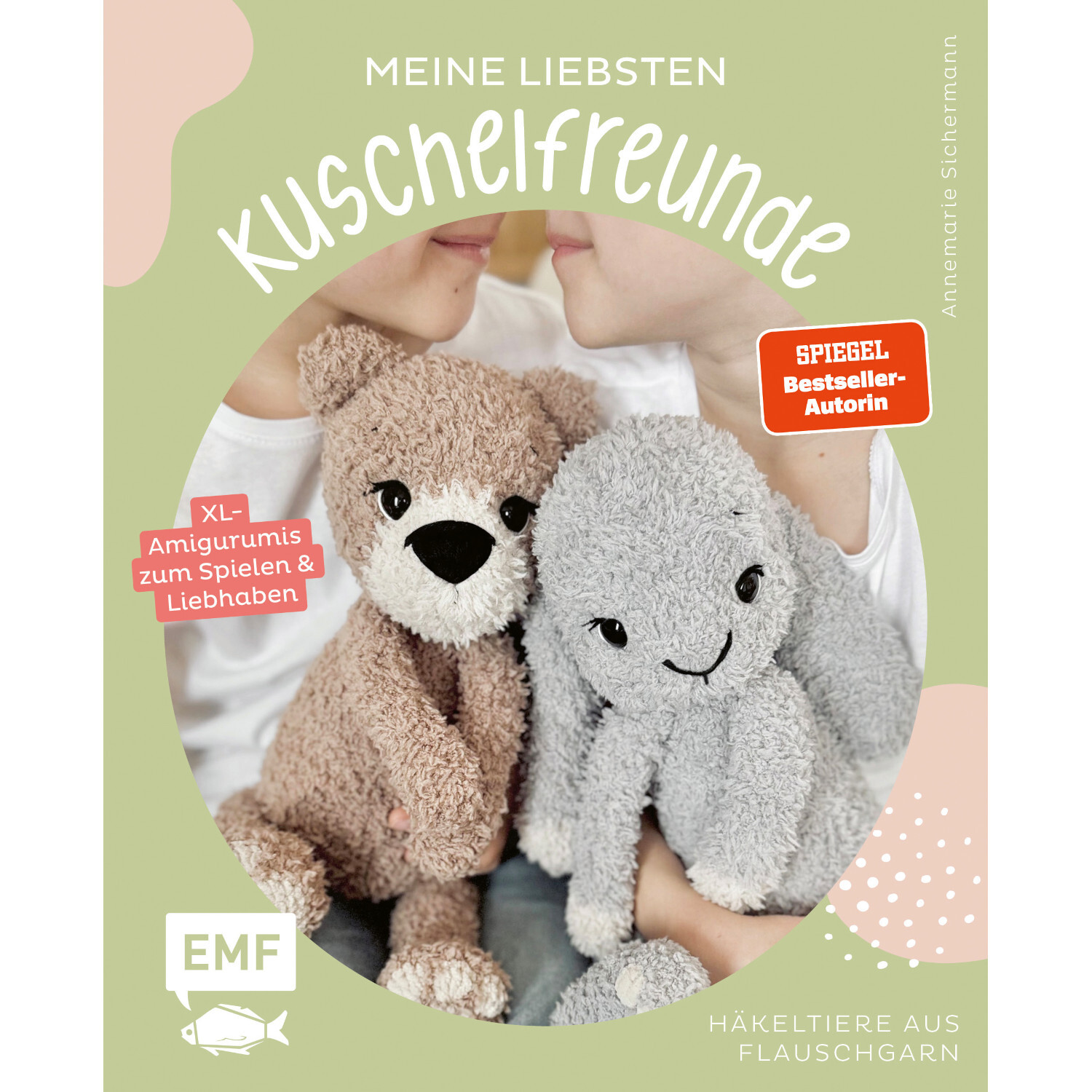 Meine liebsten Kuschelfreunde: Zwei Kinder halten gehäkelte Kuscheltiere aus Flauschgarn.