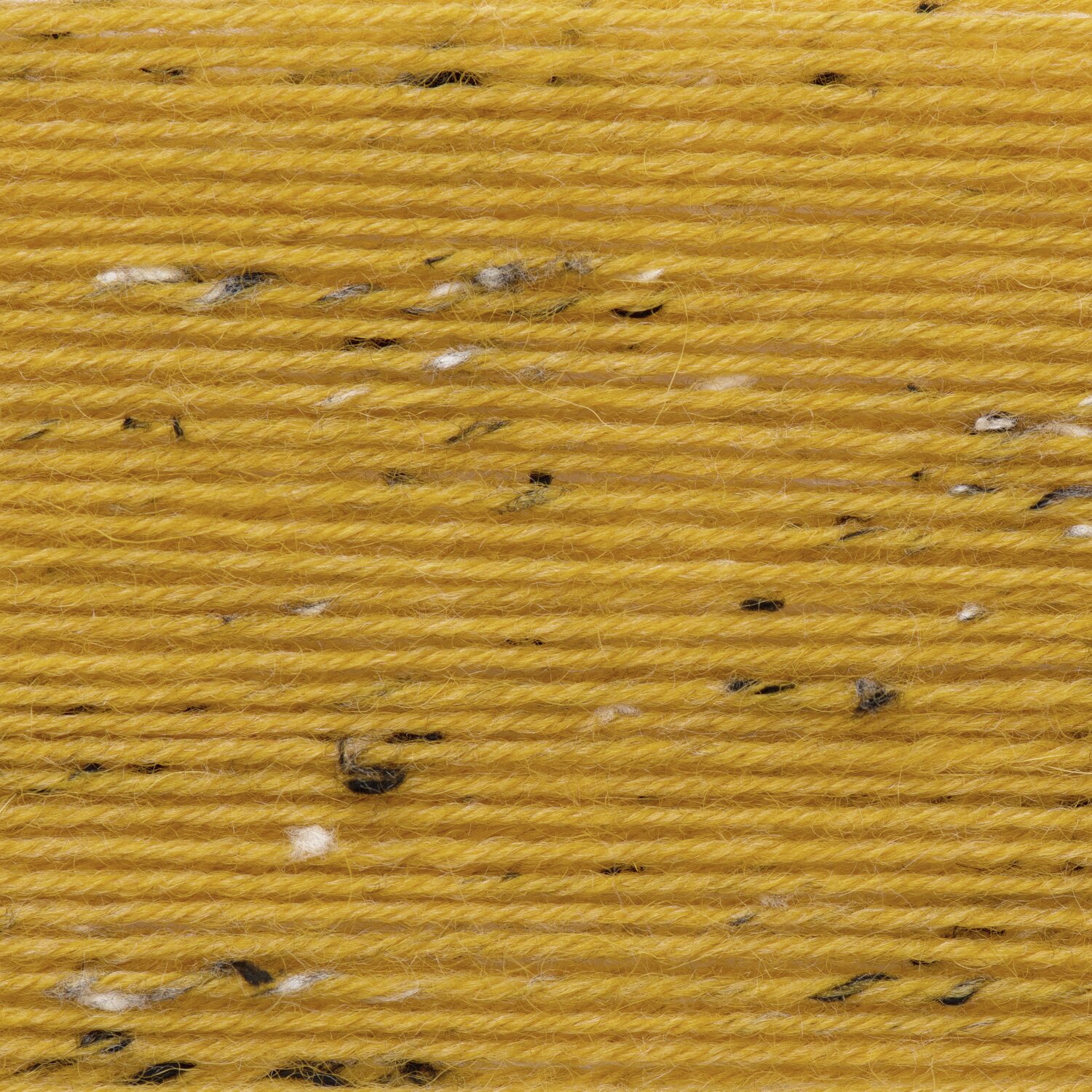 Superba Tweed 4-fädig, senfgelbes Garn mit dunklen Sprenkeln, 100g 375m, ideal für Strickprojekte.