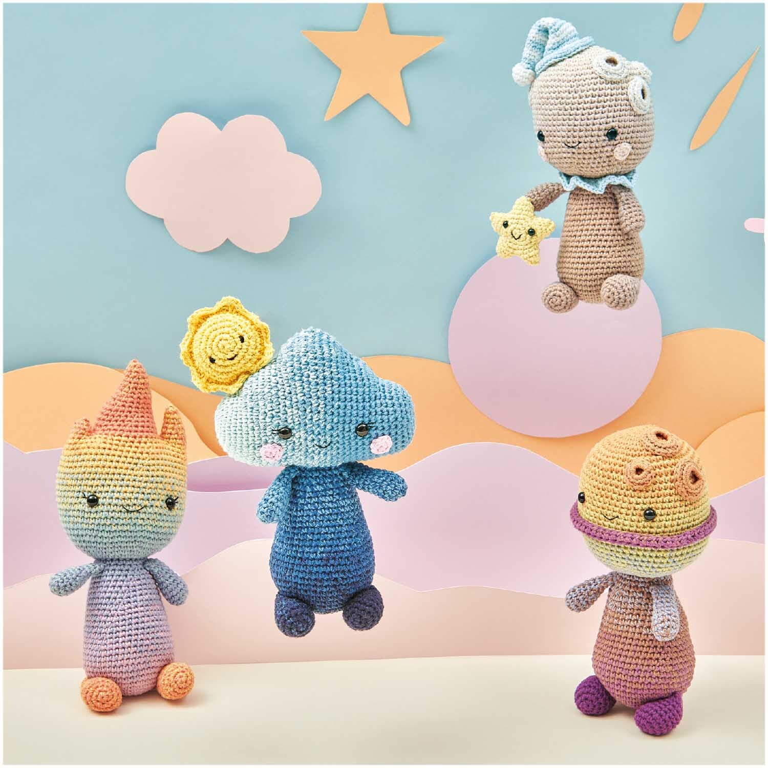 Ricorumi Spin Spin dk: Vier gehäkelte Figuren in Pastellfarben vor einem Himmel mit Wolken und Sternen.
