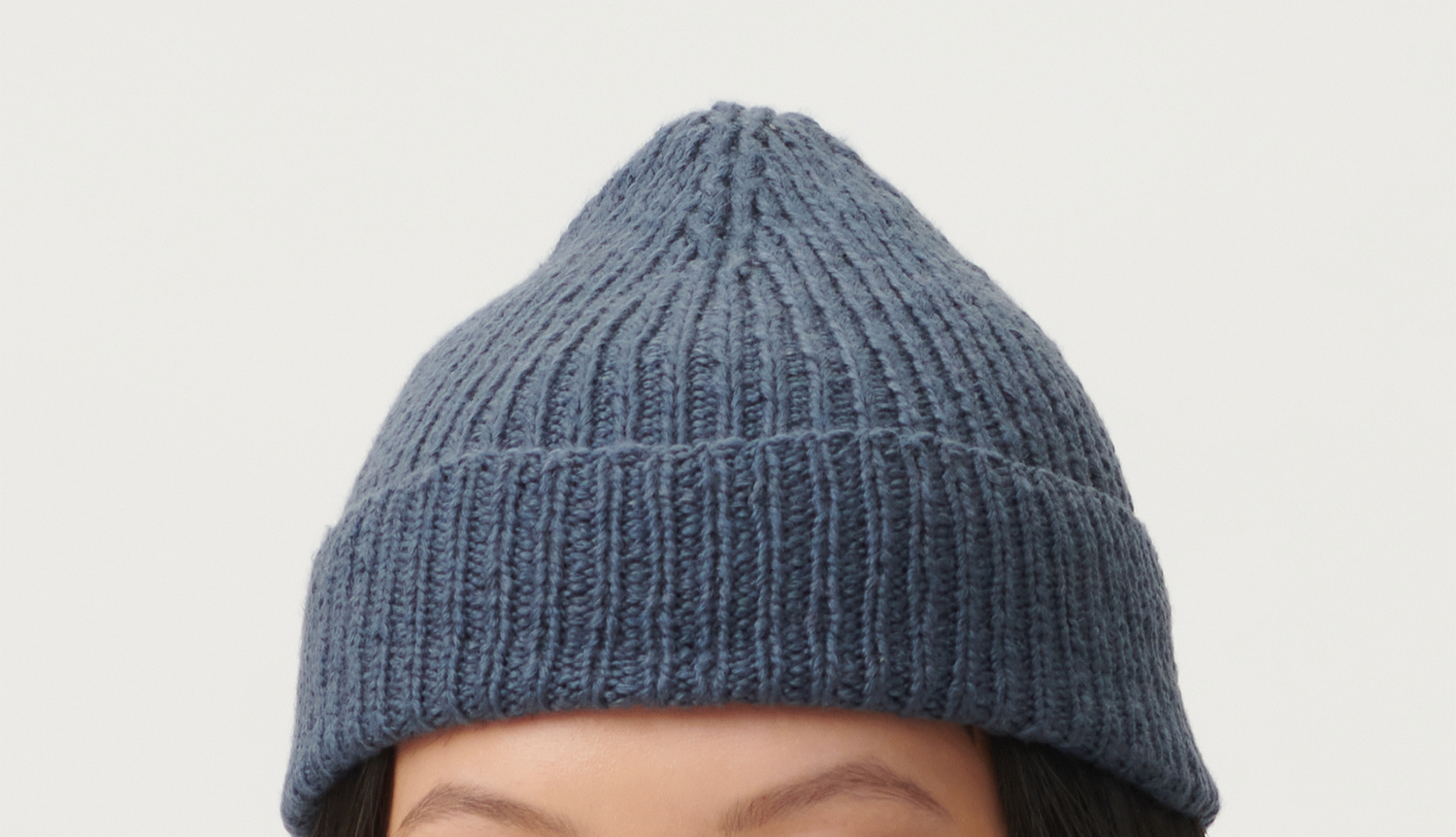 Strickanleitung Mütze aus Fashion Cottony: Blaue, gerippte Mütze aus Baumwollmischung.