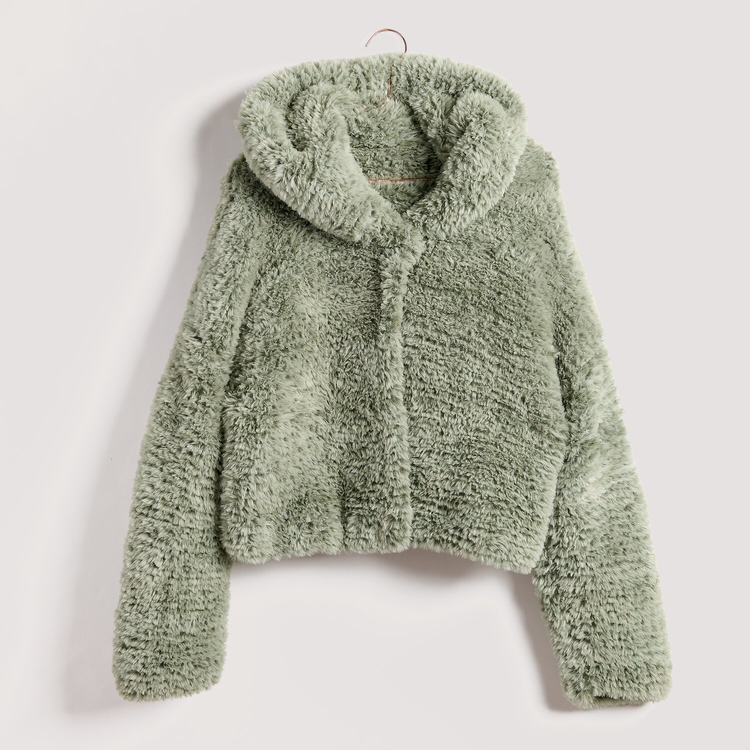 Strickset Jacke Modell 19 aus Lovewool No. 23, kurz geschnittene Kapuzenjacke aus flauschigem, einfarbig strukturiertem Strickgarn an schlichtem Bügel hängend