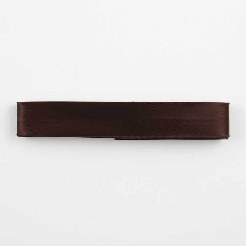 Schrägband 20mm Satin 2m in schokobraun von Gütermann, flach auf weißem Hintergrund liegend.