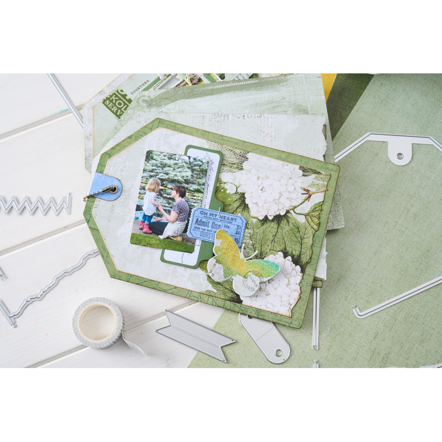 Thinlits Die Set Swap and Swap Large Tags, 17-teilig, zeigt grüne Tags mit Blumen und Schmetterling auf hellem Hintergrund.