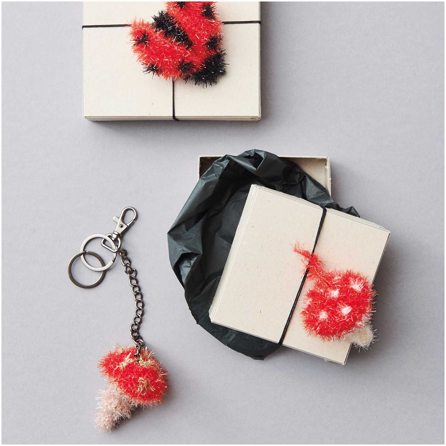 Creative Bubble: Geschenkbox mit rotem, flauschigem Garn von Rico Design und passendem Schlüsselanhänger.