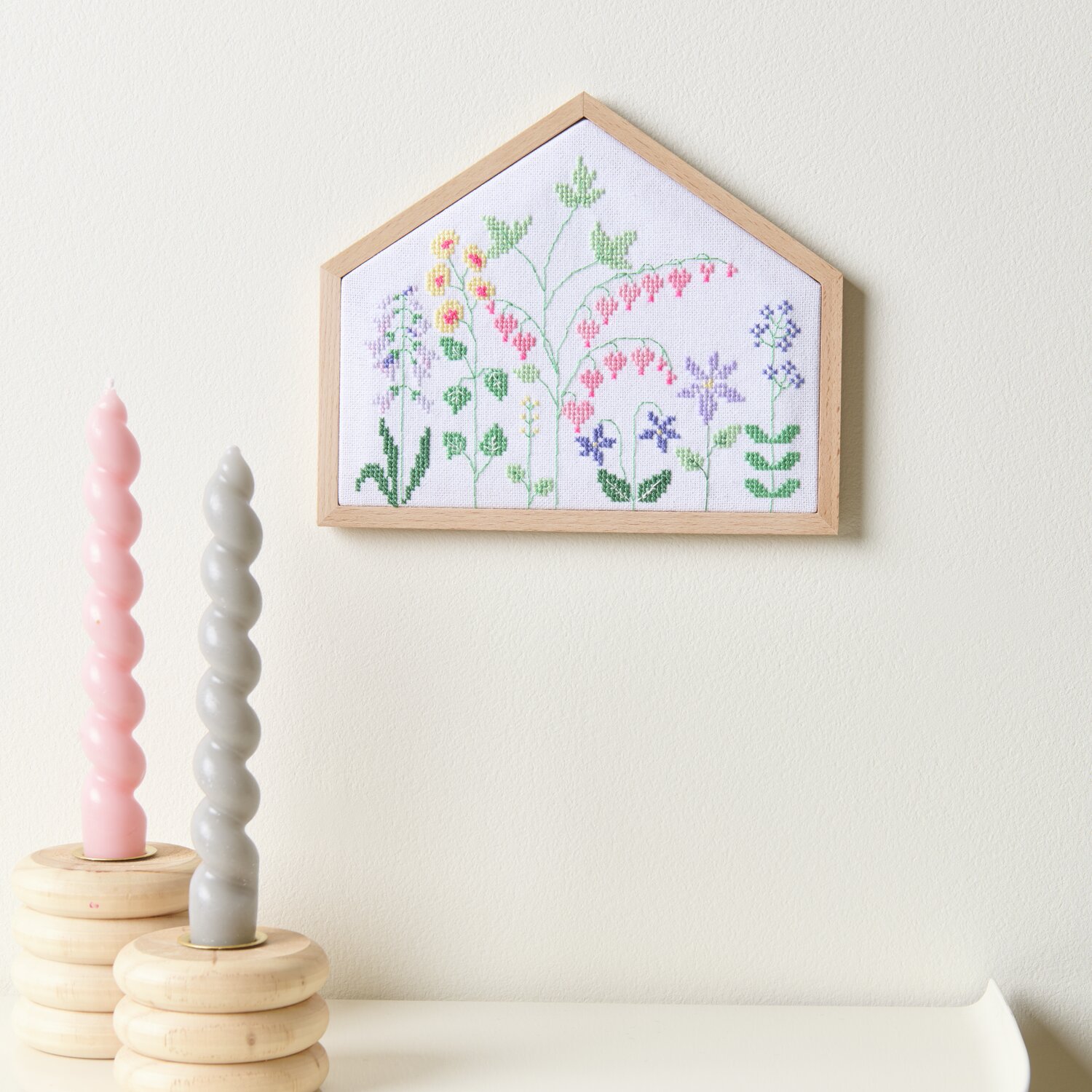 Stickpackung Gezählter Kreuzstich Blumenwiese zeigt bunte Blumen in Holzrahmen, 20x16,5cm.