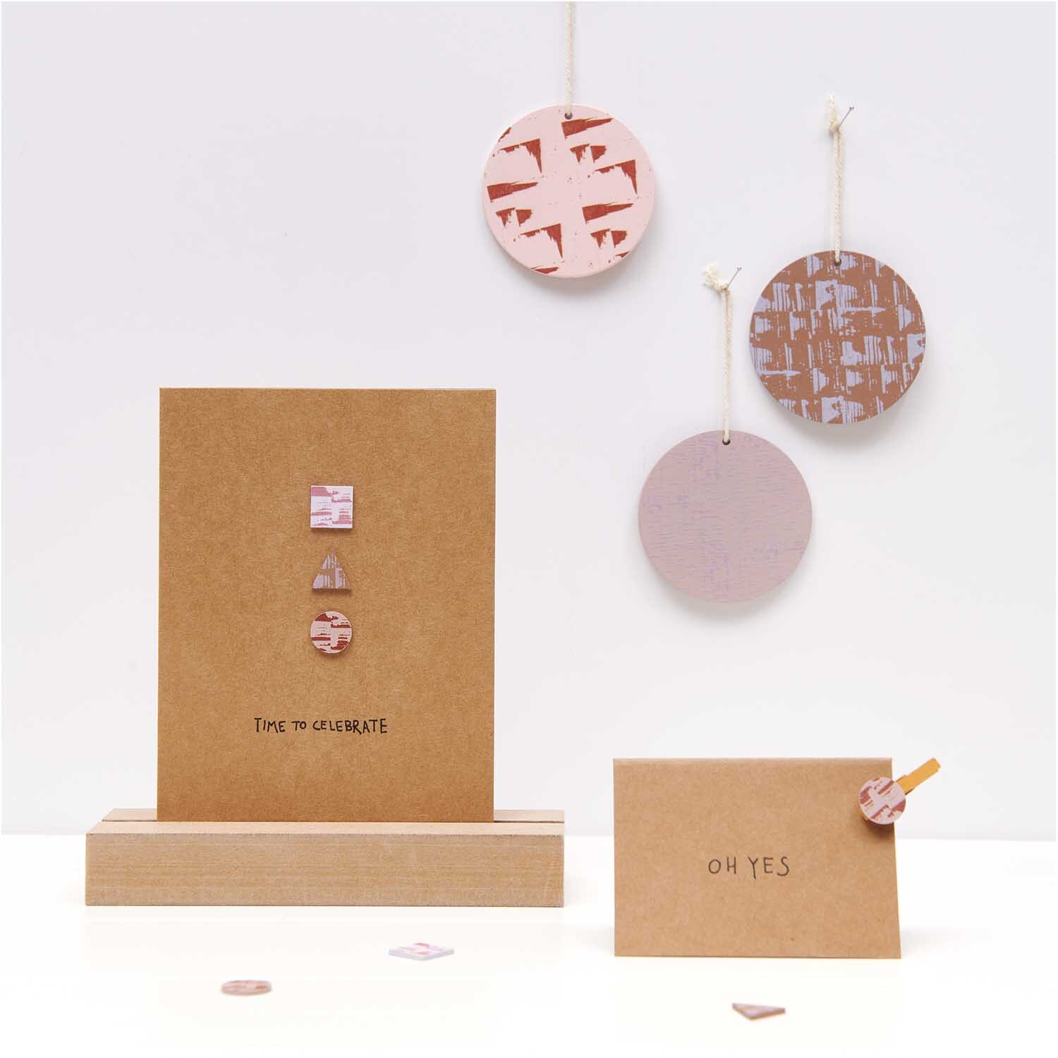 Holzstreu Geo Mix 48 Stück: Dekorative Elemente in Mauve auf Karten und Anhängern, ideal für kreative Bastelprojekte.