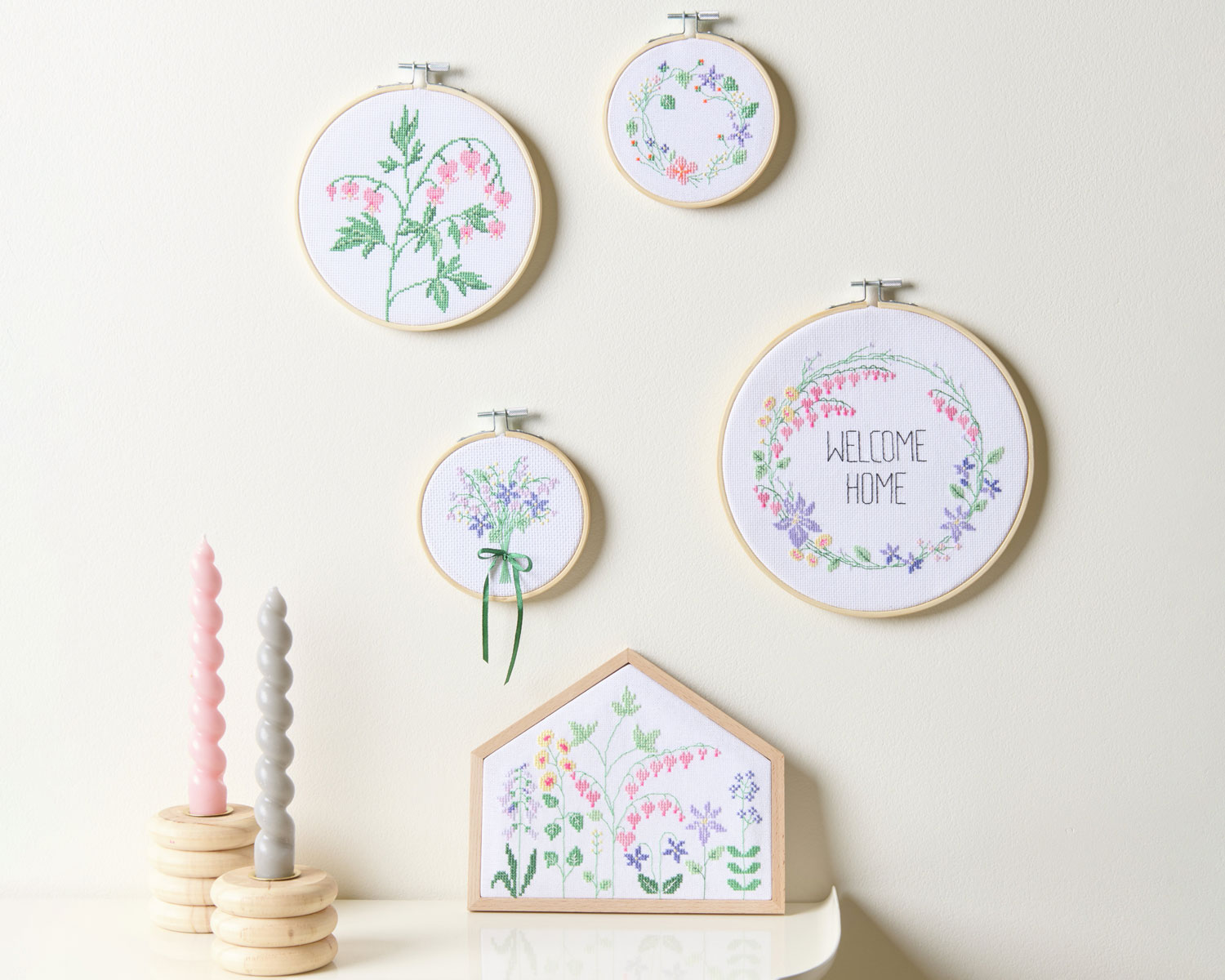 Florale Stickmodelle dekoriert an Wand und auf Tisch 