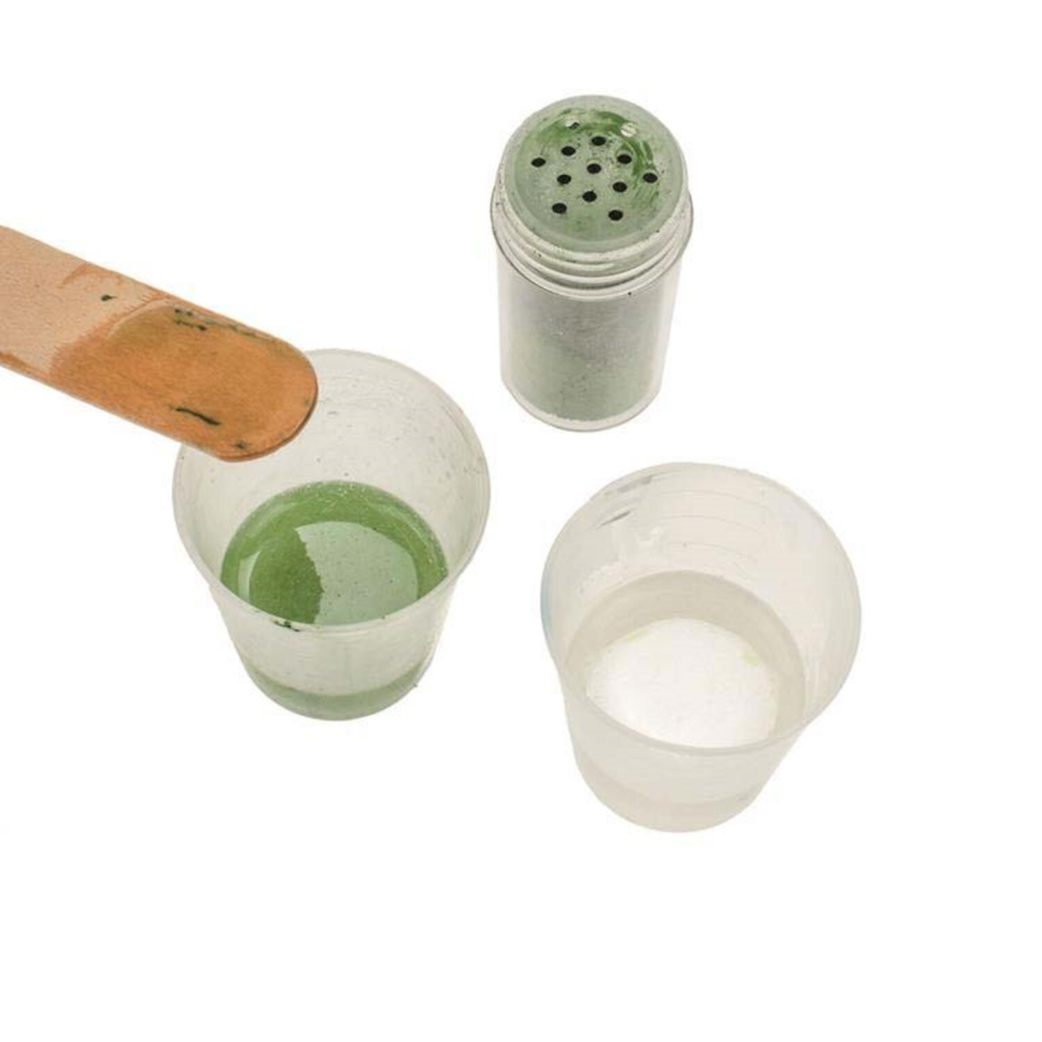 Crystal-Gießharz: Zwei transparente Becher mit grünem Pulver und Holzspatel, ideal für kreative Projekte.