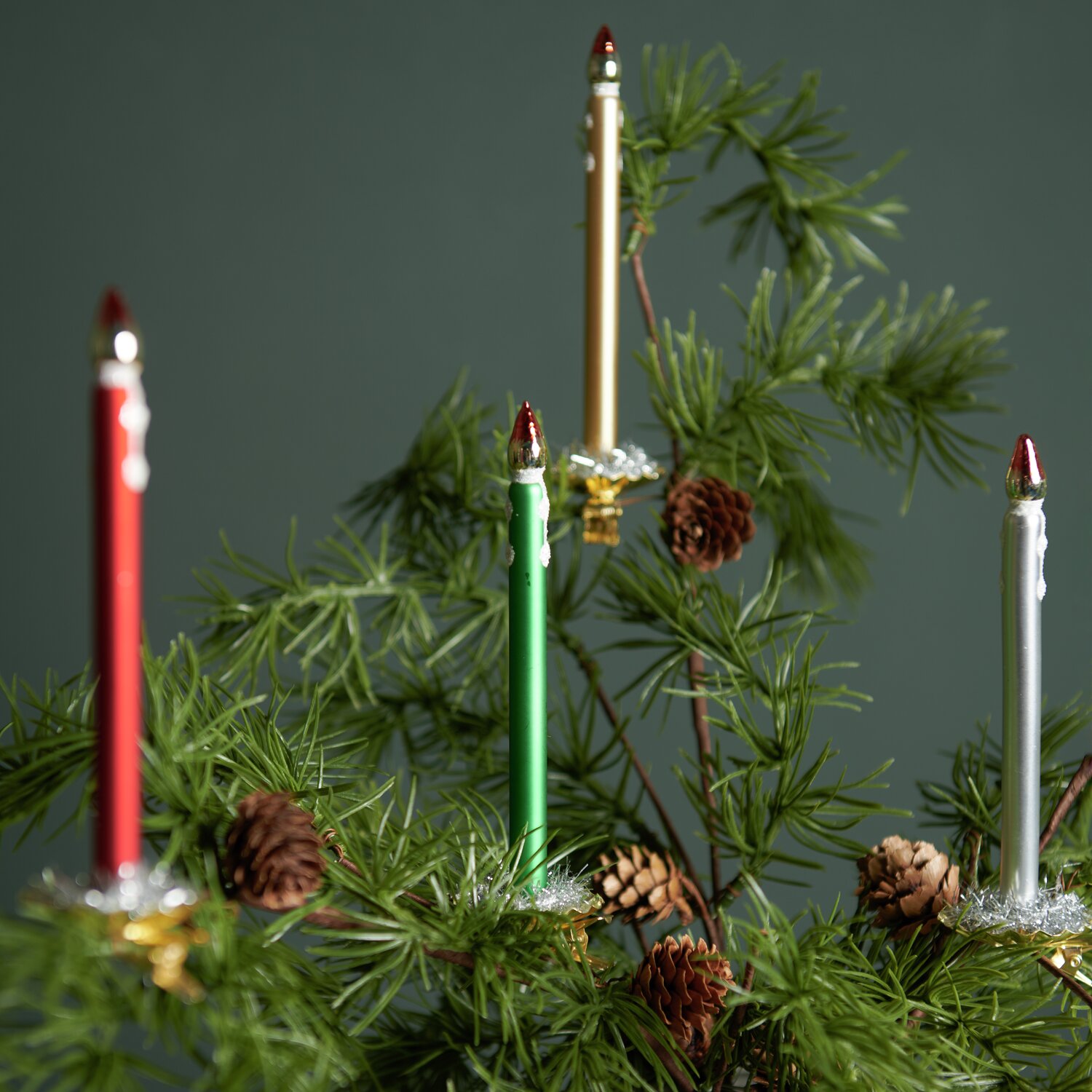 Baumschmuck Glaskerze mit goldenem Metallchip Ø1cm Farbe Rot von Rico Design