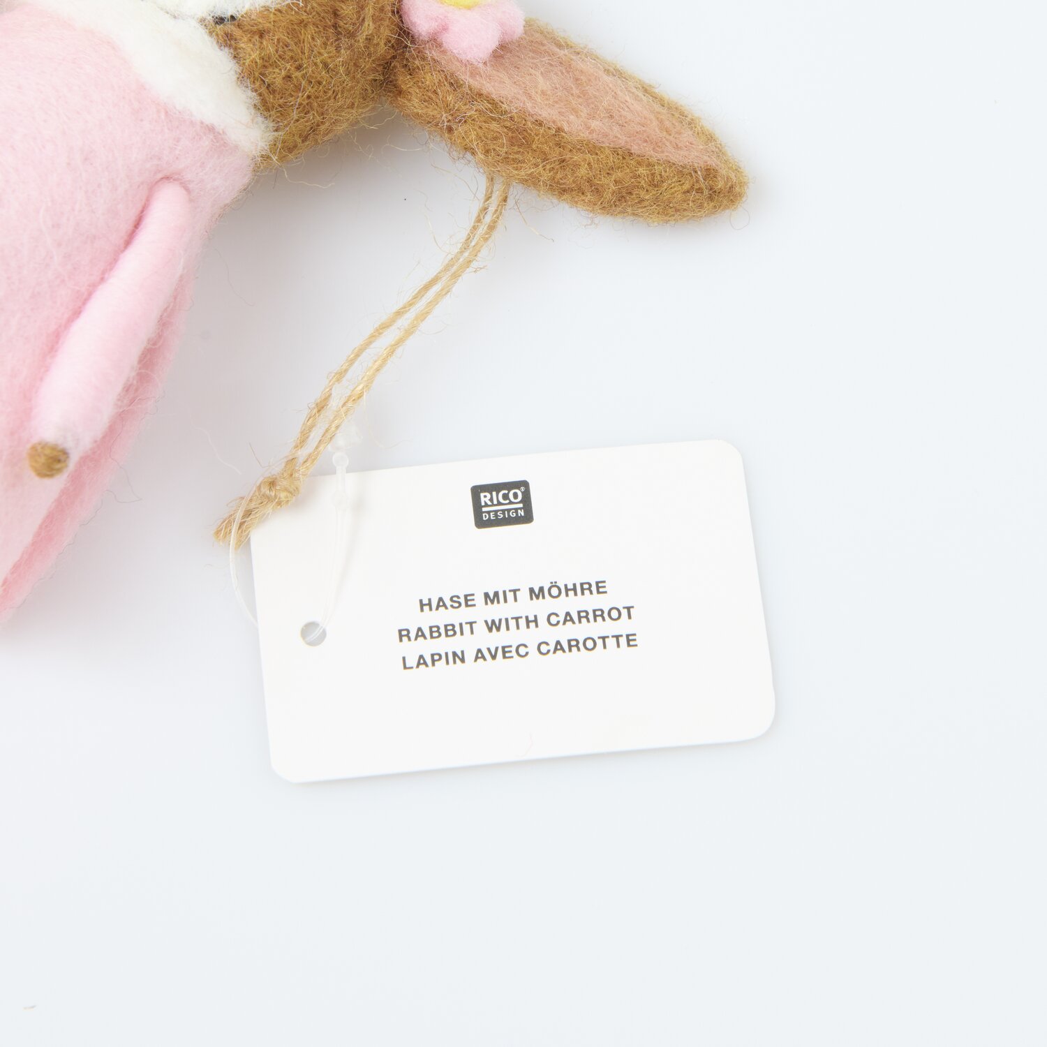 Aufhänger Filz-Hase mit Möhre und rosa Kleid 14x7x4cm von Rico Design