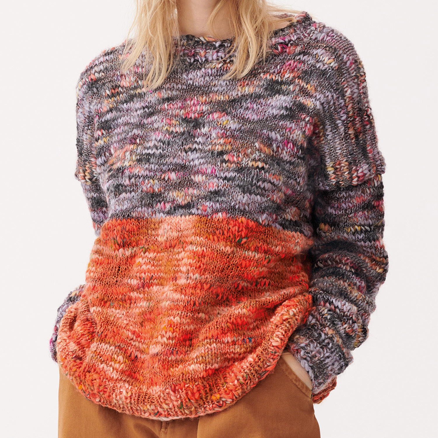 Strickanleitung Pullover aus Creative Wooly Waves: Bunter Pullover in Grau und Orange, ideal für kühle Tage.