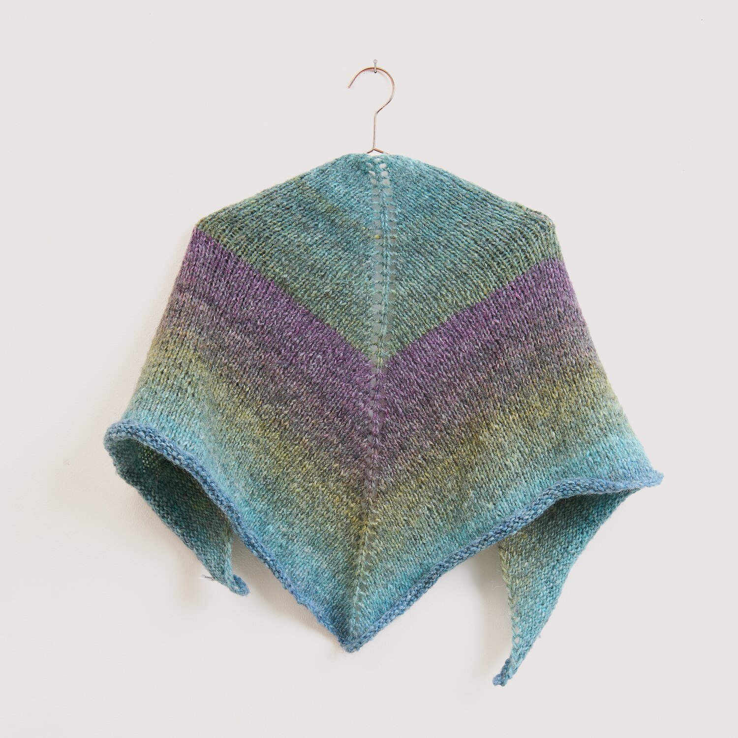 Strickset Dreieckstuch Modell 23 aus Die Neue Masche No. 16, Wolle Rödel, gestricktes Tuch mit Farbverlauf in Blau, Grün und Violett, locker fallend am Bügel hängend
