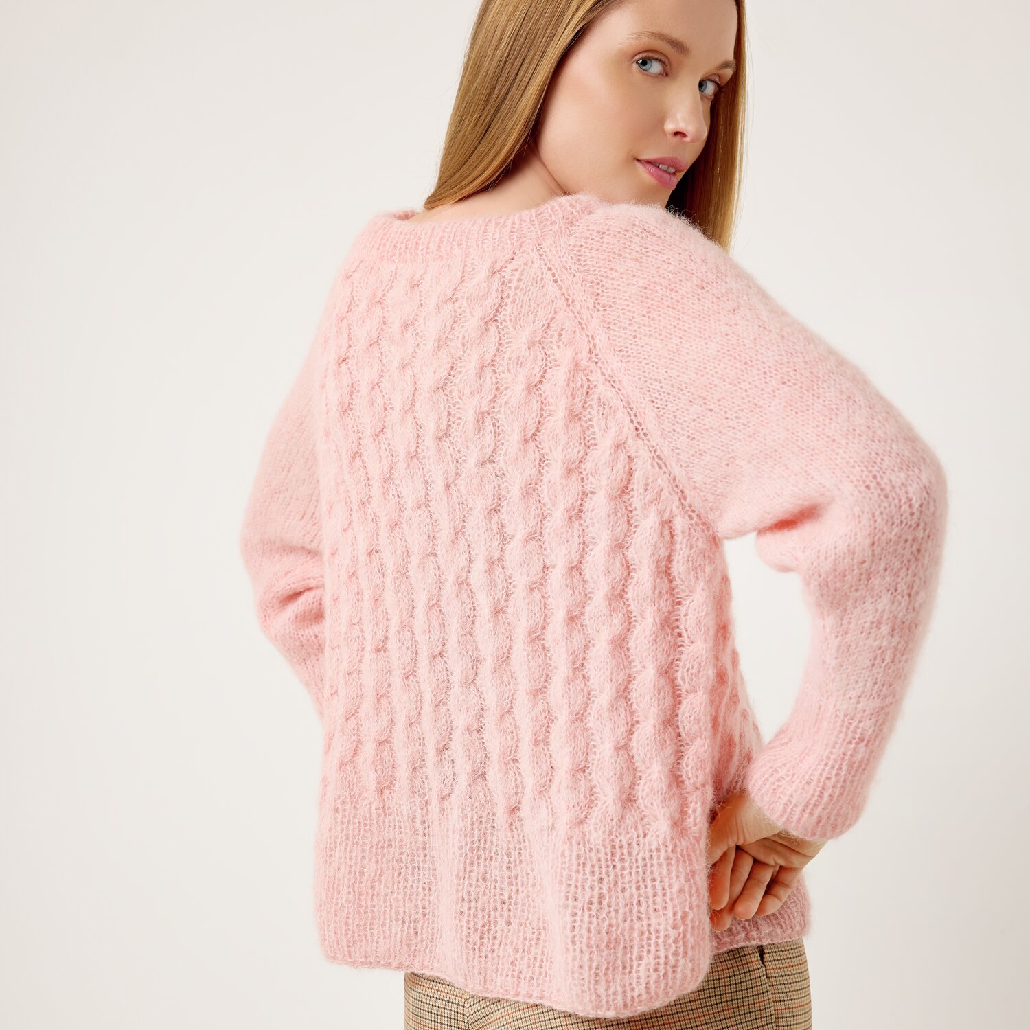 Strickset Pullover Modell 07 aus Die Neue Masche No. 13 von idee. Creativmarkt Strickset Pullover Modell 07 aus Die Neue Masche No. 13, rosa, mit Zopfmuster, Rückansicht.