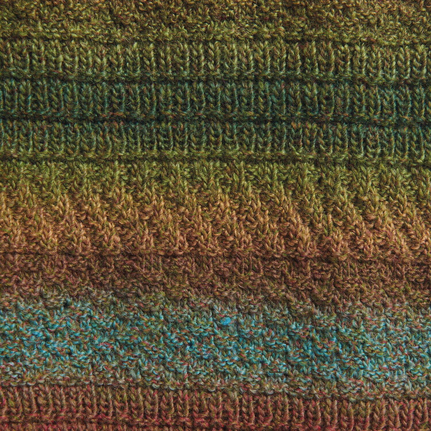 Die Neue Masche No. 13 Herbst von idee. Creativmarkt Creative Melange Alpaca Wonderball dk zeigt ein gestricktes Muster in Grün- und Brauntönen. Ideal für Herbstprojekte.