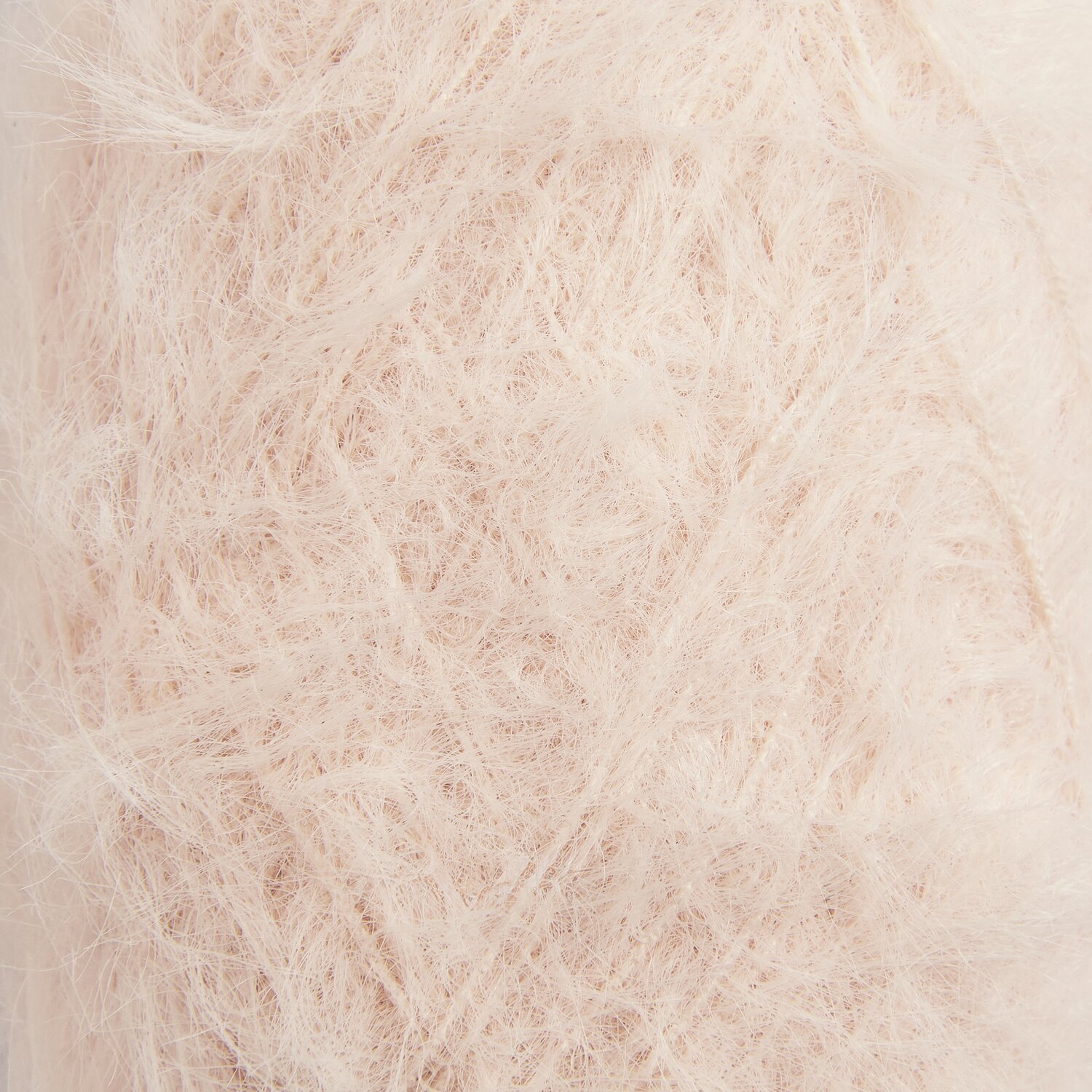 Ricorumi Furry Furry: Flauschiges Garn in zartem Nude von Rico Design, ideal für kreative Strickprojekte.