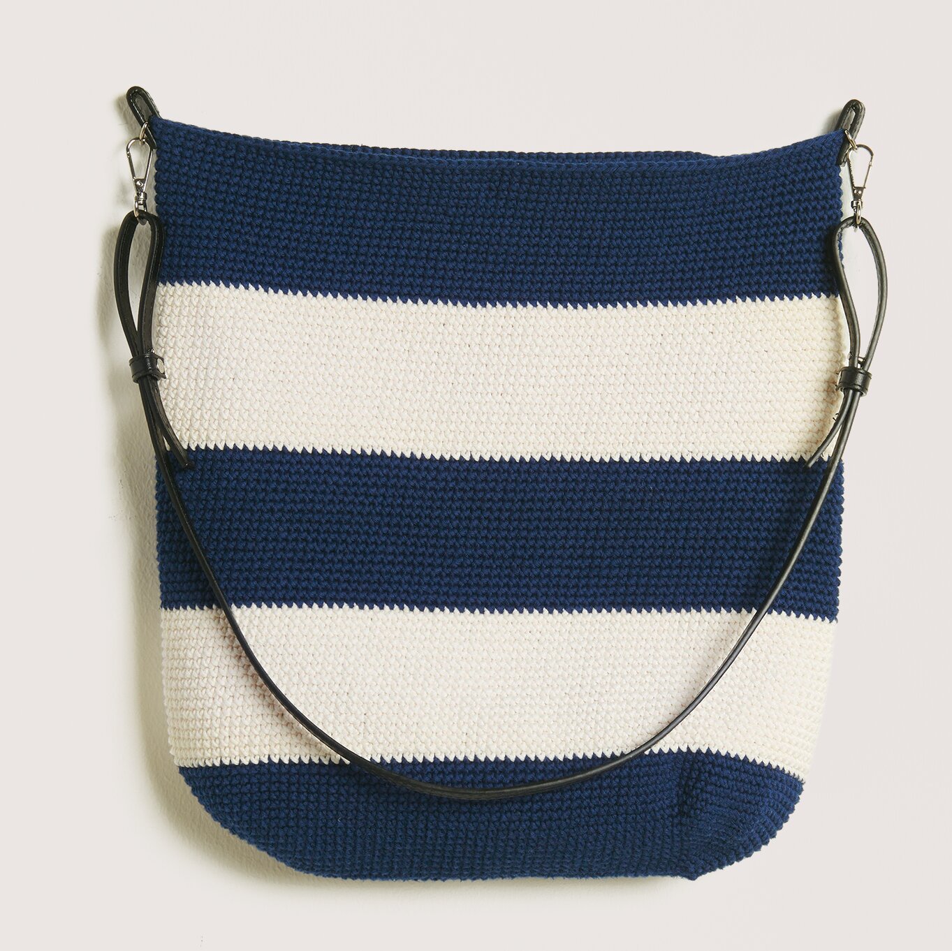Häkelset Tasche Modell 20: Gestreifte Tasche in Blau und Weiß mit schwarzem Schulterriemen. Ideal für den Sommer.