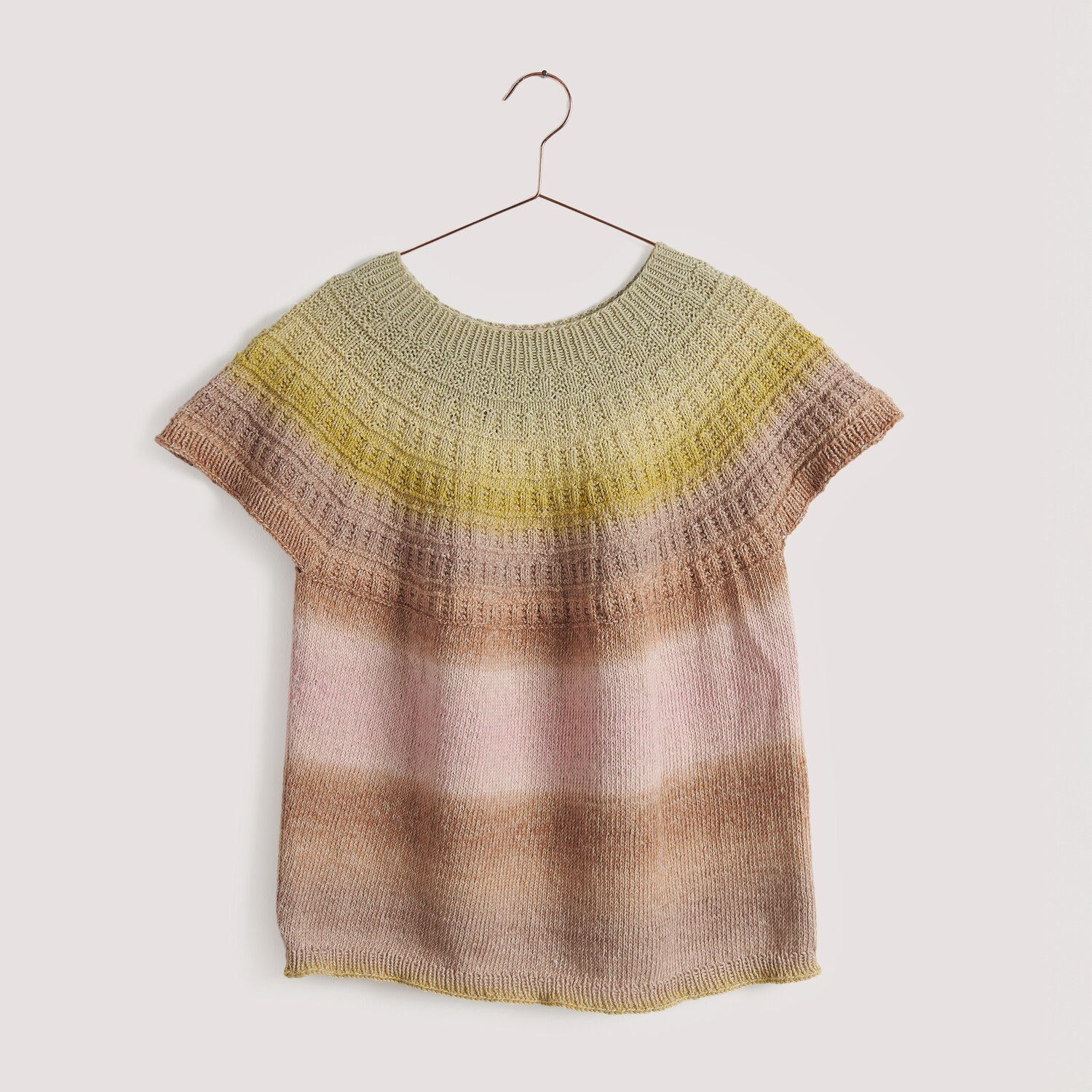 Strickset Shirt Modell 19 aus Die Neue Masche No. 15, gestrickt in sanften Pastelltönen.