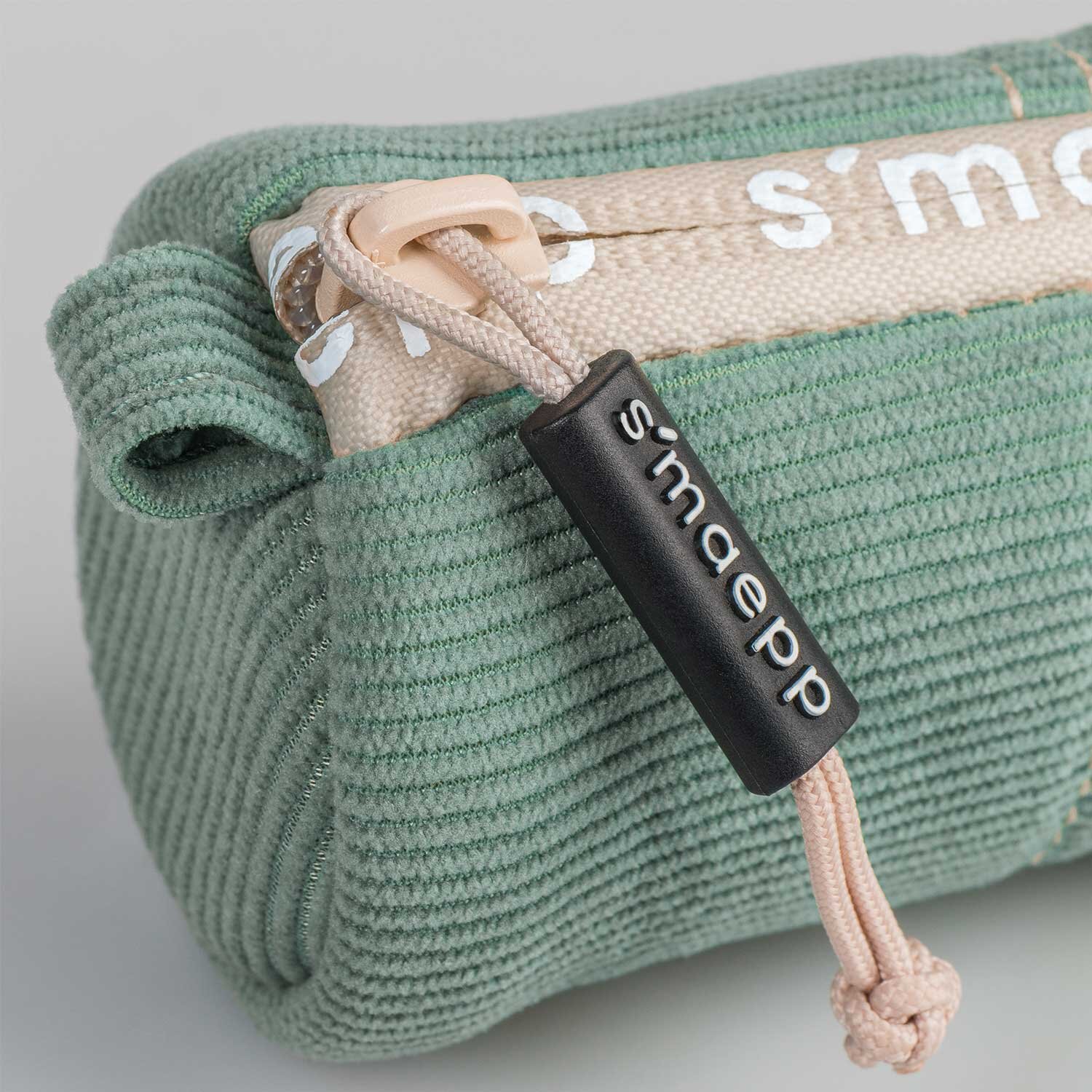 Schlampermäppchen s'maepp Eukalyptus S von Brunnen, geripptes Textil-Etui mit heller Reißverschlussleiste, Zugband und schwarzem Logo-Anhänger
