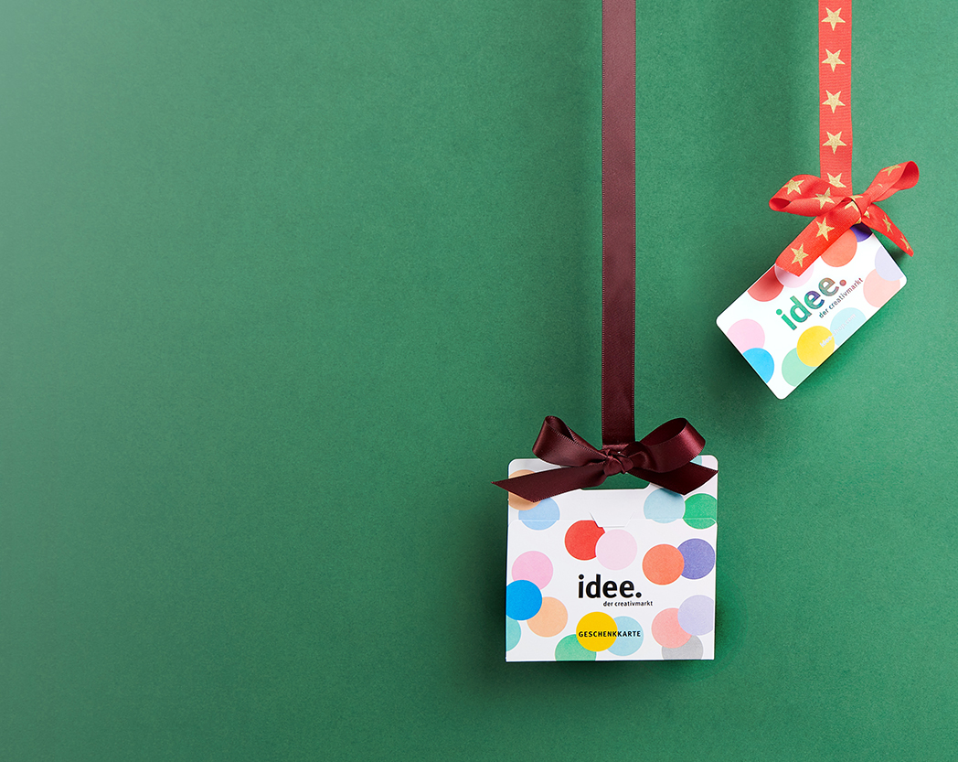 idee. Geschenk-Karten mit roten Schleifen daran. Flatlay von Produkten.