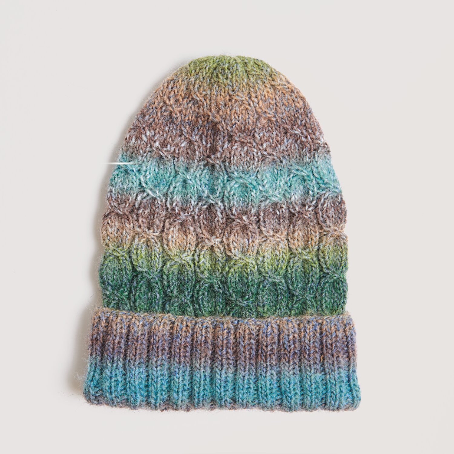 Die Neue Masche No. 13 Herbst von idee. Creativmarkt Creative Melange Alpaca Wonderball dk, gestrickte Mütze in bunten Farben, ideal für den Winter.