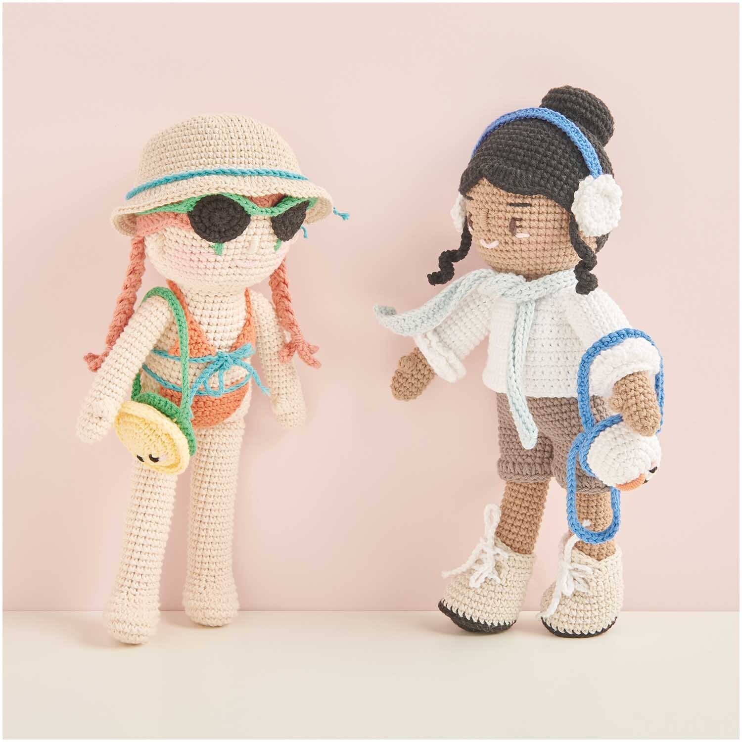 Creative Ricorumi dk: Zwei gehäkelte Puppen in sommerlicher Kleidung, eine mit Sonnenbrille, die andere mit Ohrenschützern.