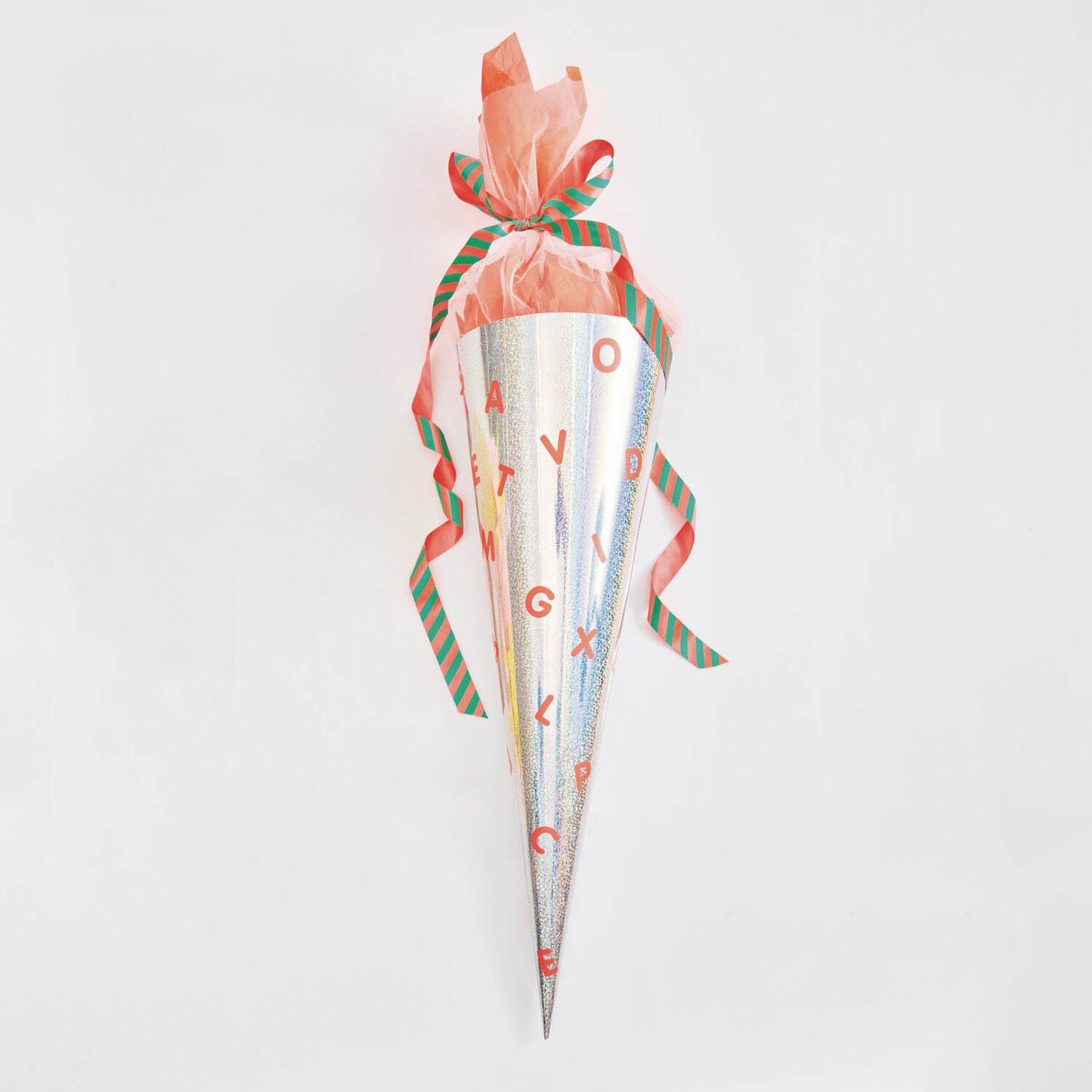 Stickerblock Alphabet DIN A5: Glänzende Schultüte mit bunten Buchstaben und farbigen Bändern dekoriert.