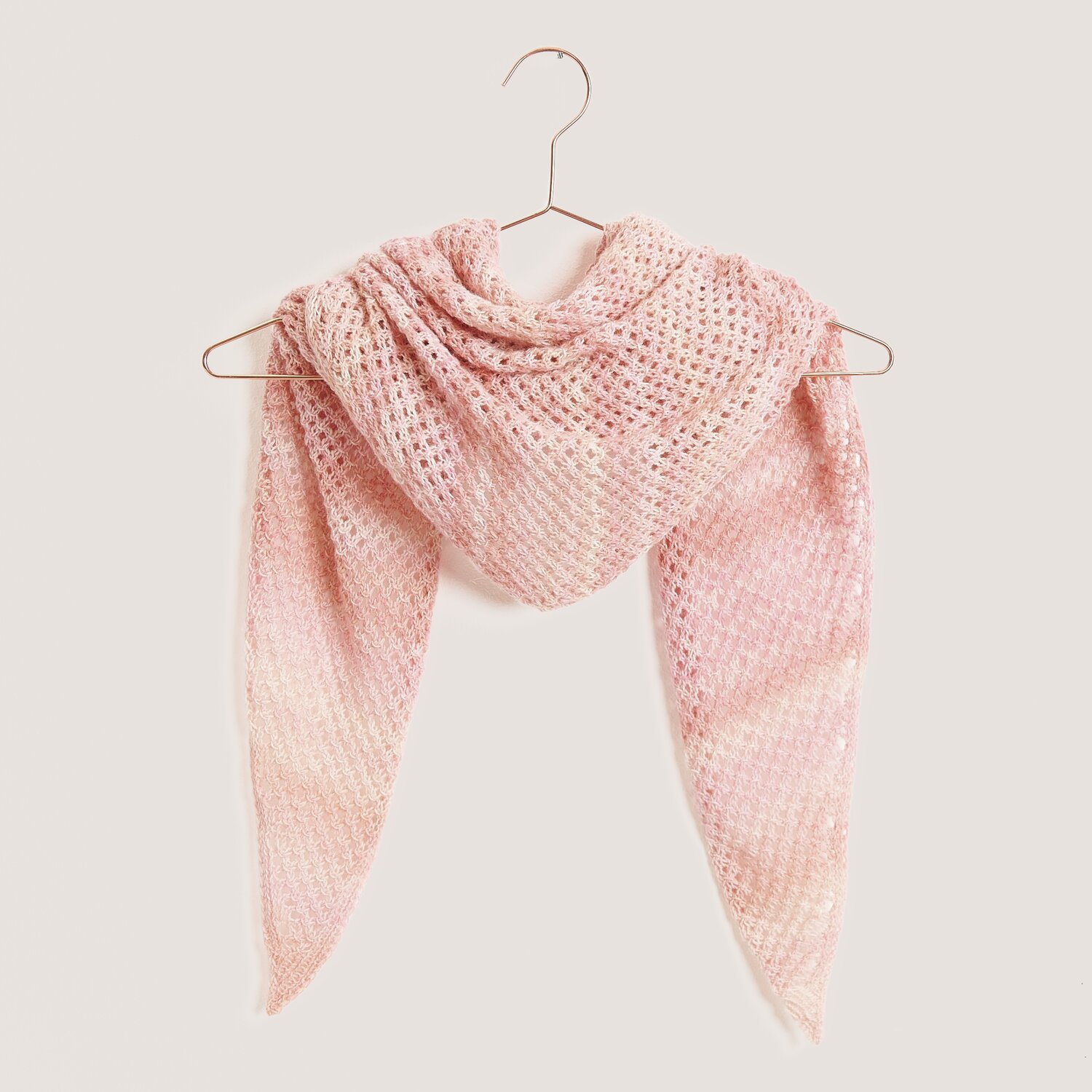 Strickset Dreieckstuch Modell 02 in zartem Rosa, gehäkelt aus Fashion Cotton Merino Lace.