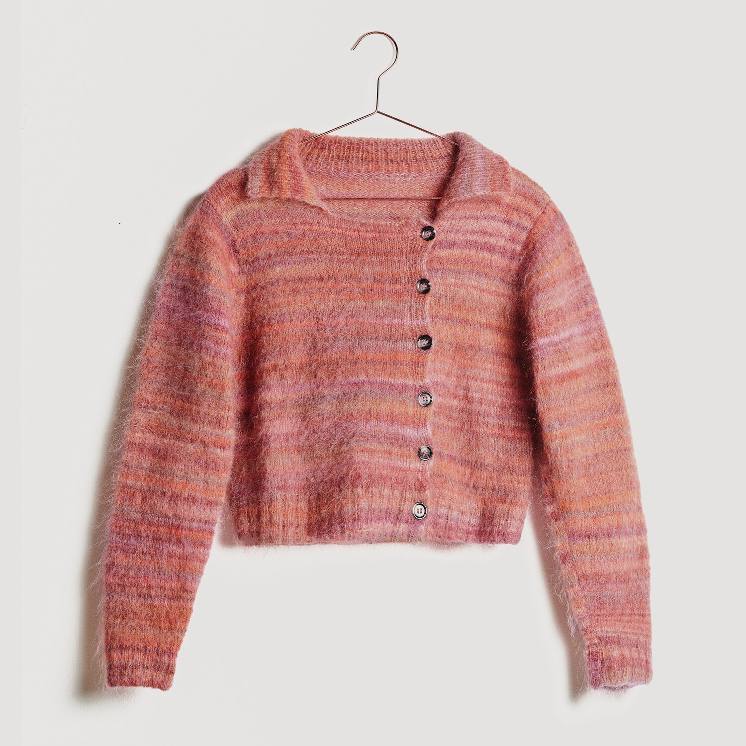 Lovewool No. 21 Herbst-Winter Sprachauswahl deutsch von Rico Design Rosa gestreifte Strickjacke mit Knöpfen, Modell Legeware. Die Jacke hat einen Kragen und ist aus weichem Material gefertigt. Perfekt für kühle Tage und stilvolle Outfits.