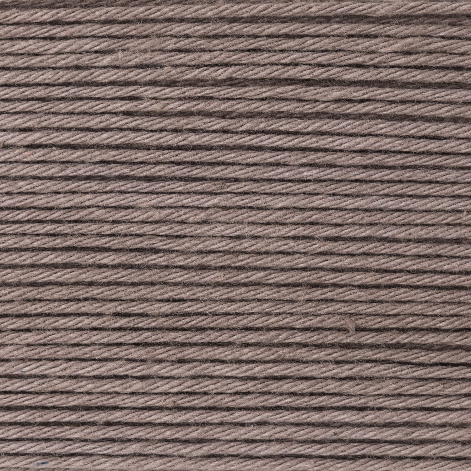 Creative Ricorumi dk, 25g, feines Baumwollgarn von Rico Design, detailreiche Nahaufnahme der gleichmäßig gezwirnten Fasern in neutralem Ton