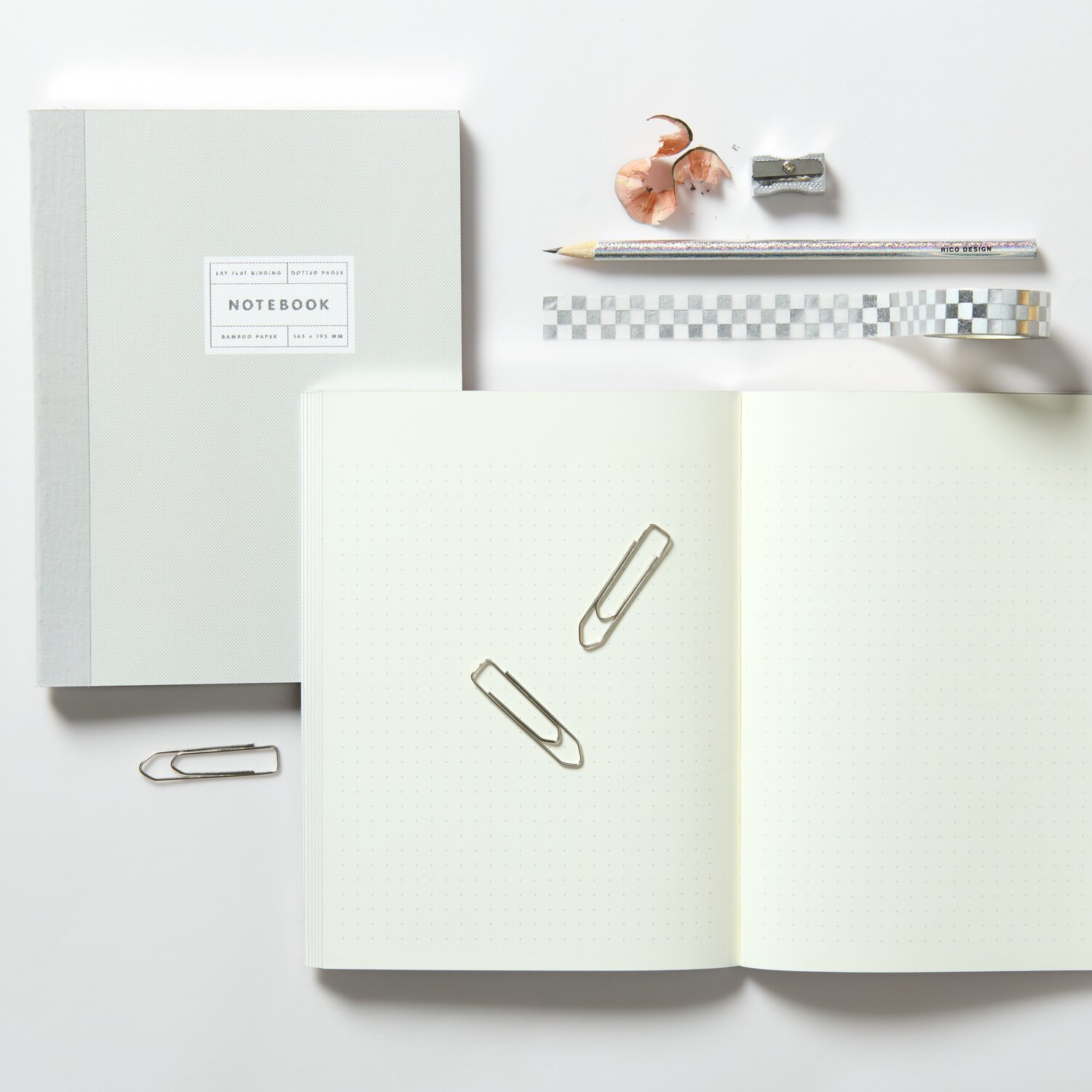 Paper Poetry Notizbuch S auf einem Tisch mit Bleistift, Tape Set und Büroklammern in hellgrau.