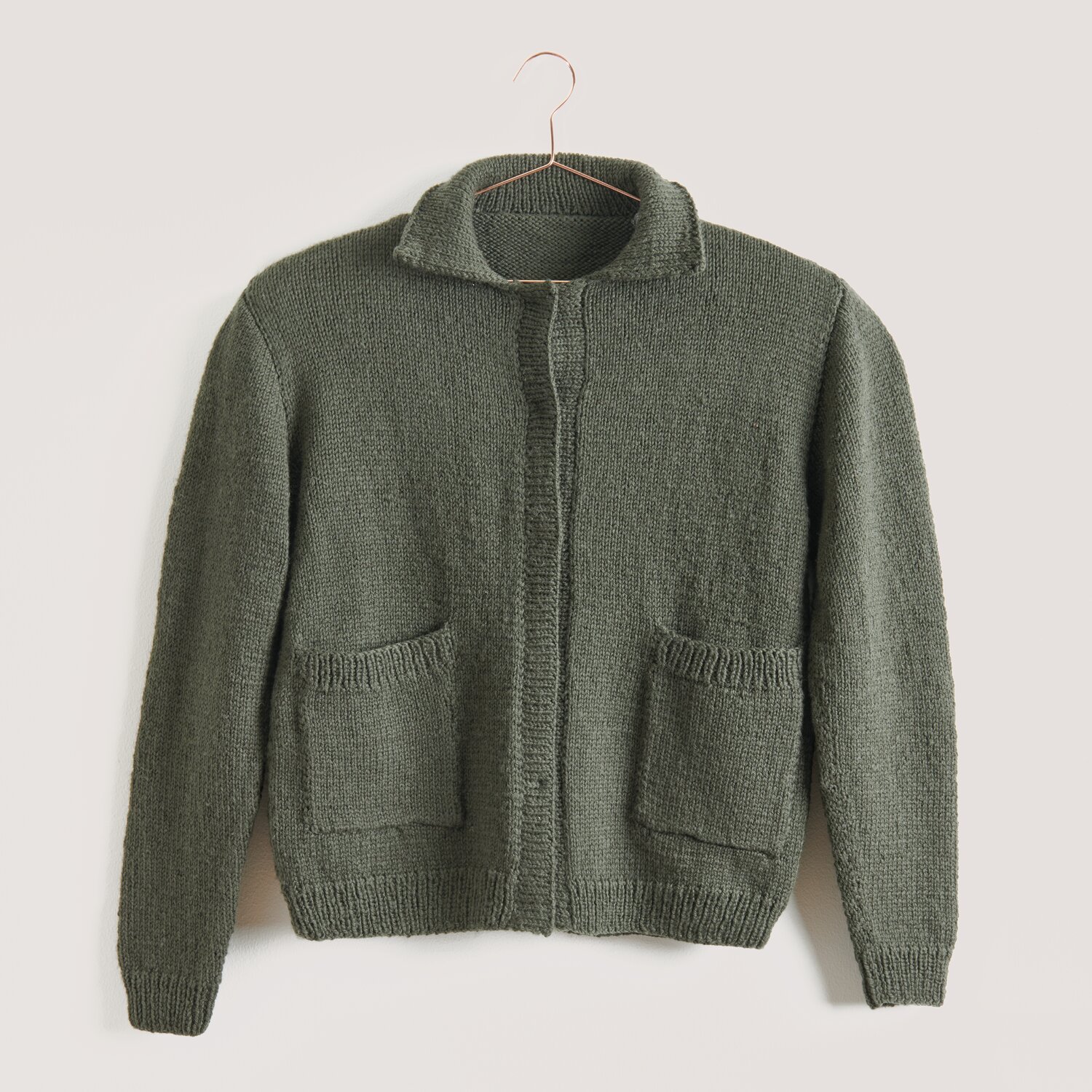 Made by Me Men No. 3 Sprachauswahl deutsch von Rico Design Strickset Jacke Modell 07 aus Made by Me Men No. 3, khaki, mit Taschen, aus Essentials Soft Merino aran.