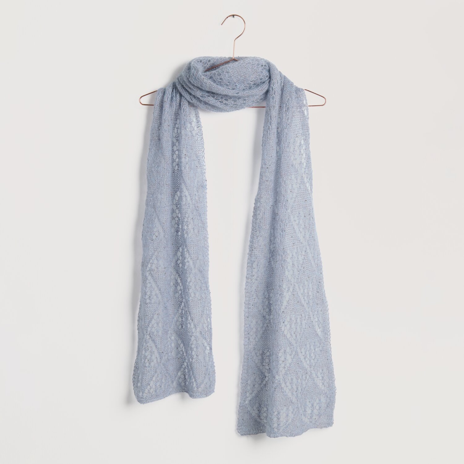 Strickset Tuch Modell 30 aus Lovewool No. 22 in zartem Blau, elegant drapiert auf einem Kleiderbügel. Ideal für Frühjahr-Sommer.