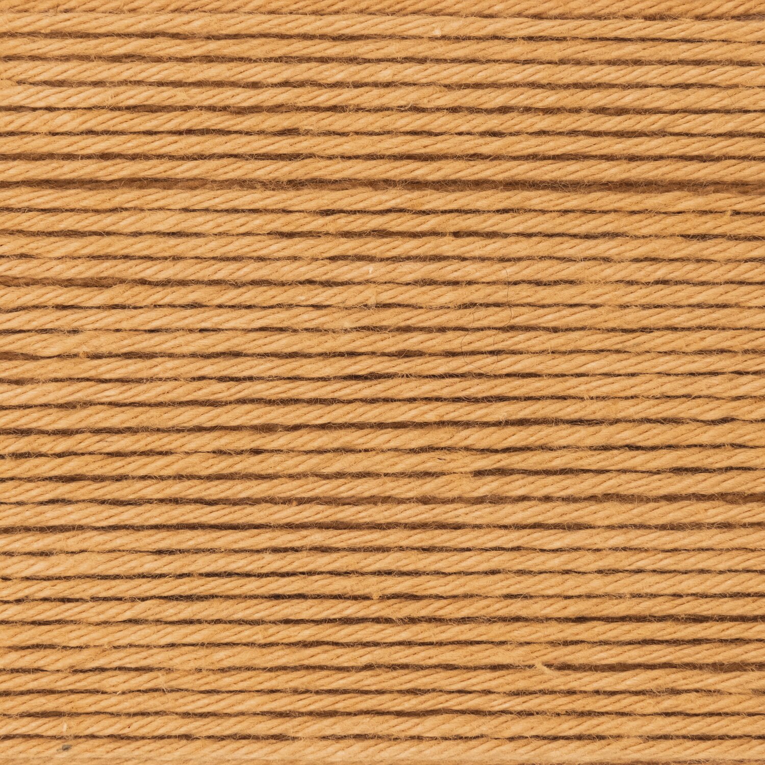 Creative Ricorumi dk Garn von Rico Design, feines Baumwollgarn in sandigem Naturton, kompakte 25g Knäuelansicht für detailreiche Häkel- und Strickprojekte