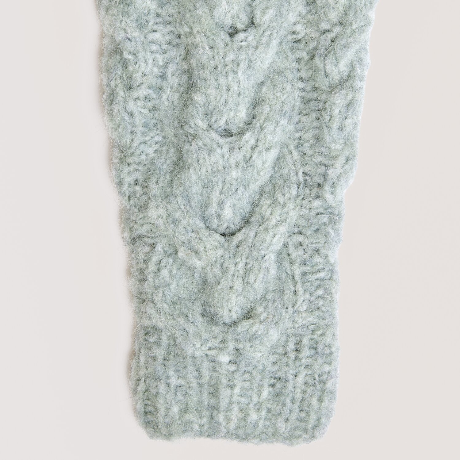 Die Neue Masche No. 13 Herbst von idee. Creativmarkt Fashion Alpaca Superfine Heavens Uni, mintfarbene Strickware mit Zopfmuster, ideal für Herbstmode.