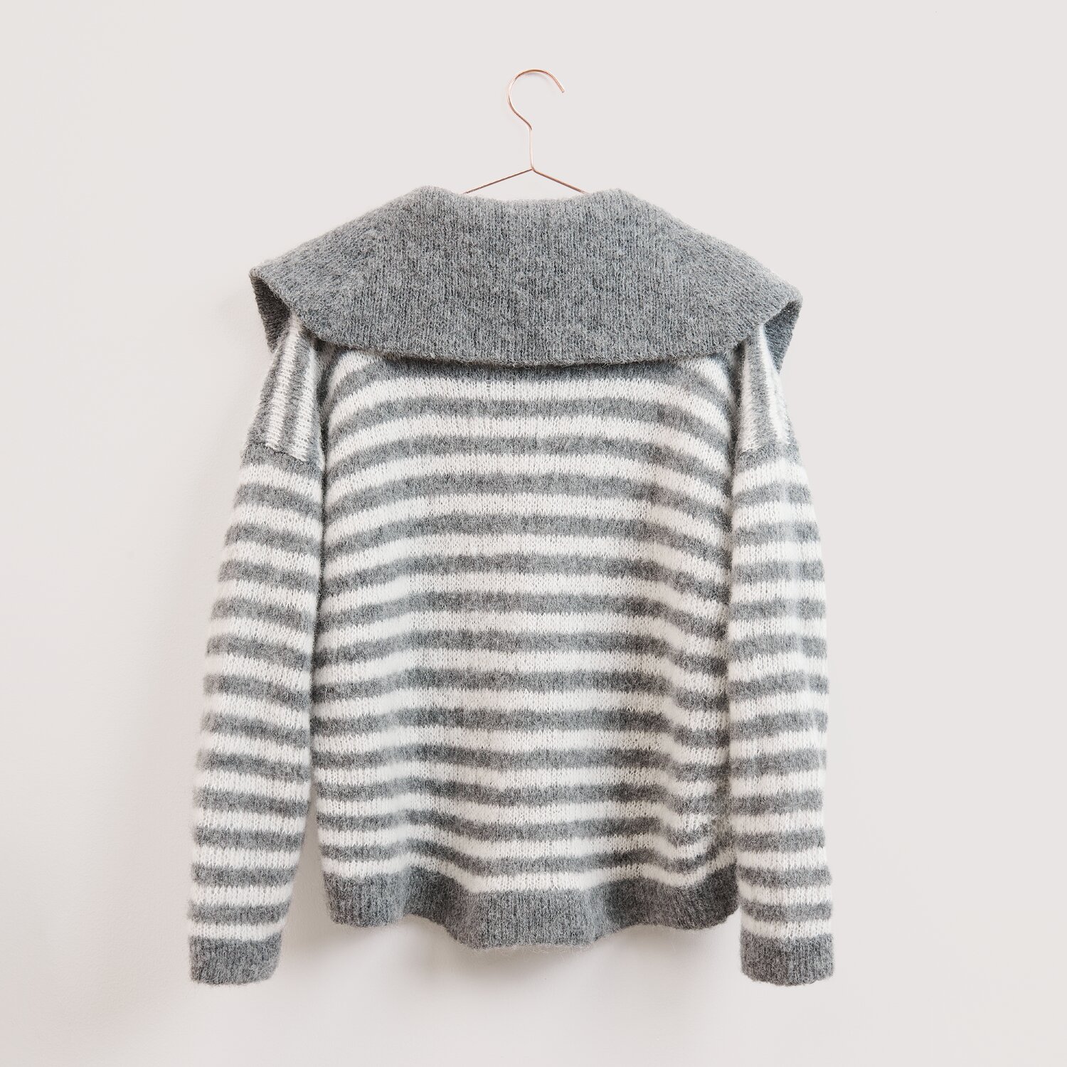 Die Neue Masche No. 16 Herbst Strickpullover von Wolle Rödel mit weichen Querstreifen, breitem Kragen und gemütlicher, locker fallender Passform auf Bügel