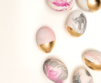 Marmorierte Ostereier in grau, pink und gold