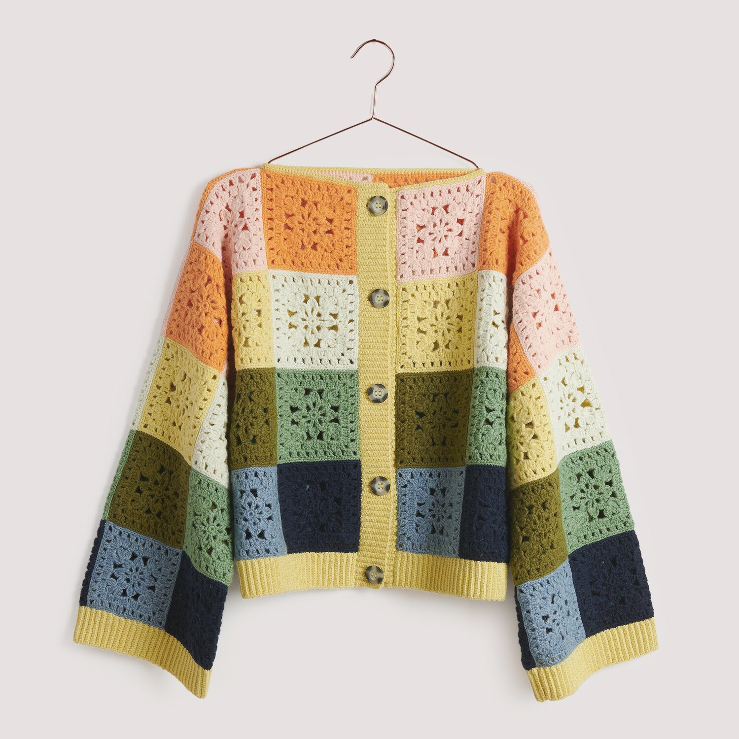 Creative Cotton Fleece dk, gehäkelte Decke mit bunten Quadraten in Orange, Rosa, Zitrone und Grün. Ideal für Frühling und Sommer.