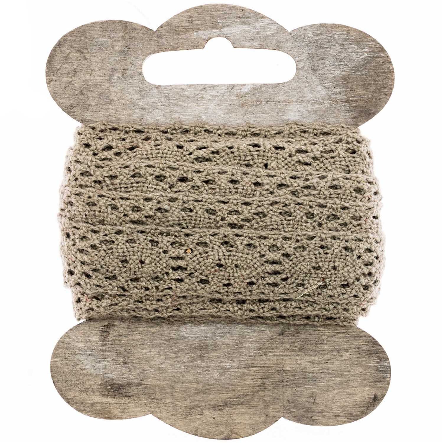 Häkelspitze 1,5cm 3m: Schlammfarbene Spitze auf Holzspule, ideal für kreative Projekte.