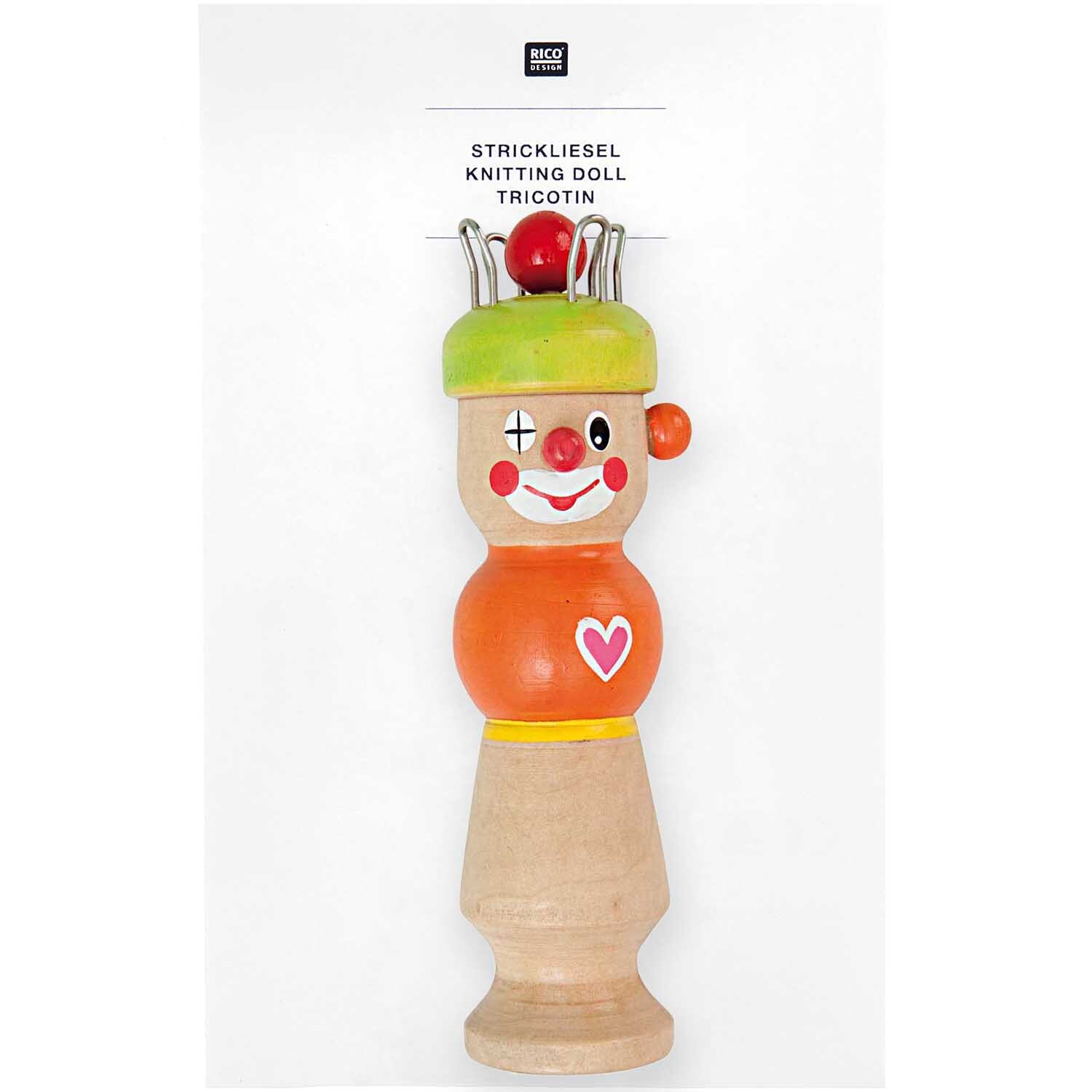 Strickliesel Pascal Orange: Bunte Strickpuppe von Rico Design mit fröhlichem Gesicht und Herzmotiv. Ideal für kreative Strickprojekte.