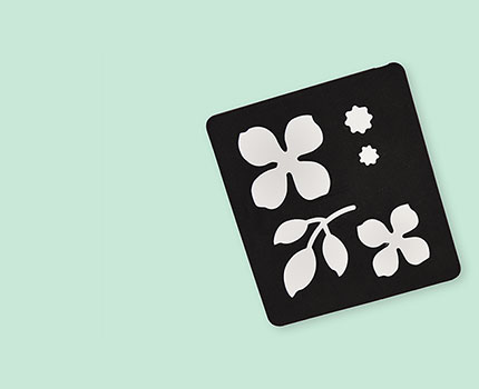 Schablone mit schwarzem Hintergrund und weißen Blumen. Flatlay von Produkt.