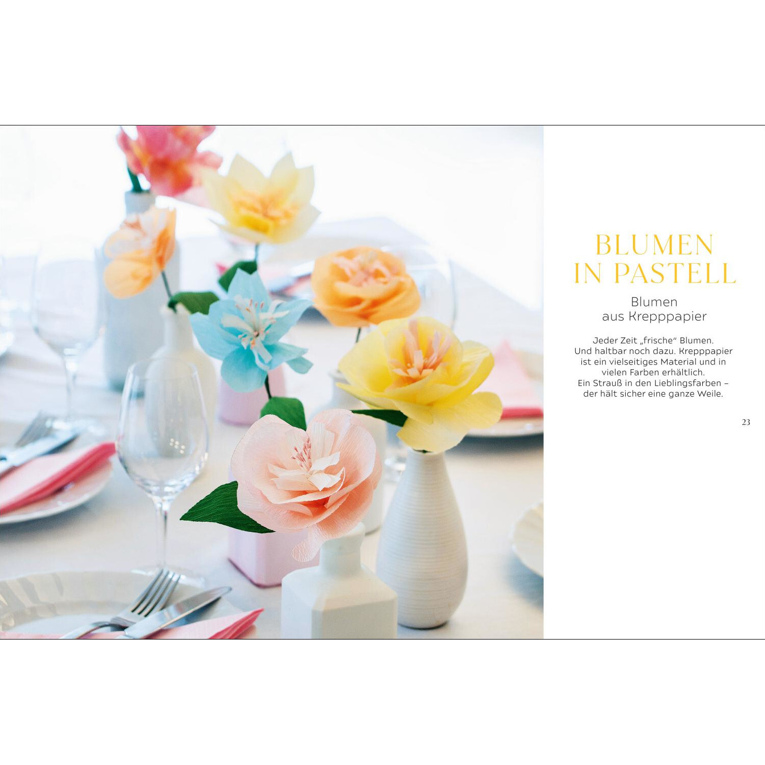 Kreative Papierdeko: Ideen für Feste und Partys. Pastellfarbene Papierblumen in Vasen auf einem gedeckten Tisch.