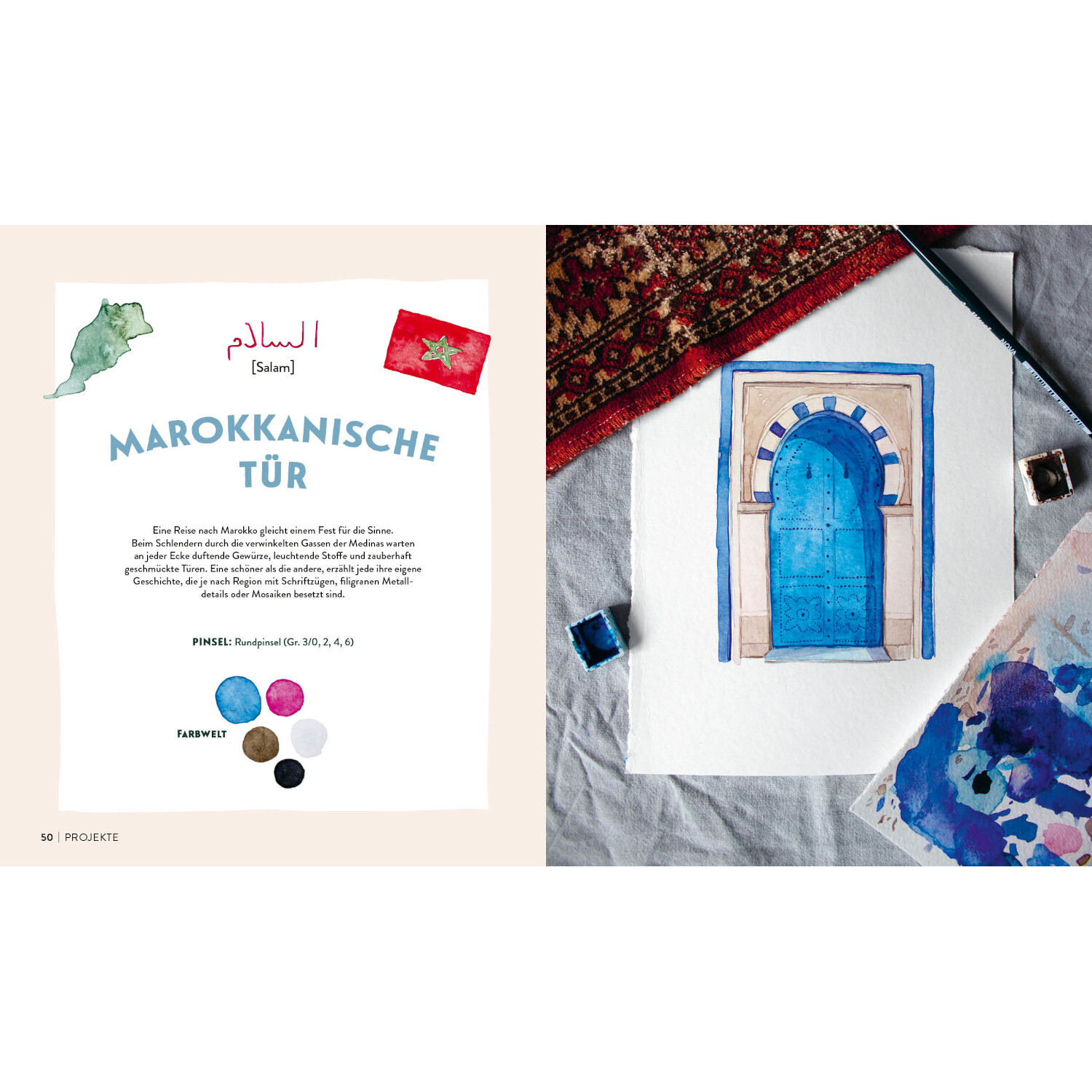 Meine große Watercolor-Reise: Marokkanische Tür in Blau auf weißem Papier, umgeben von Farbtöpfen und einem gemusterten Tuch.