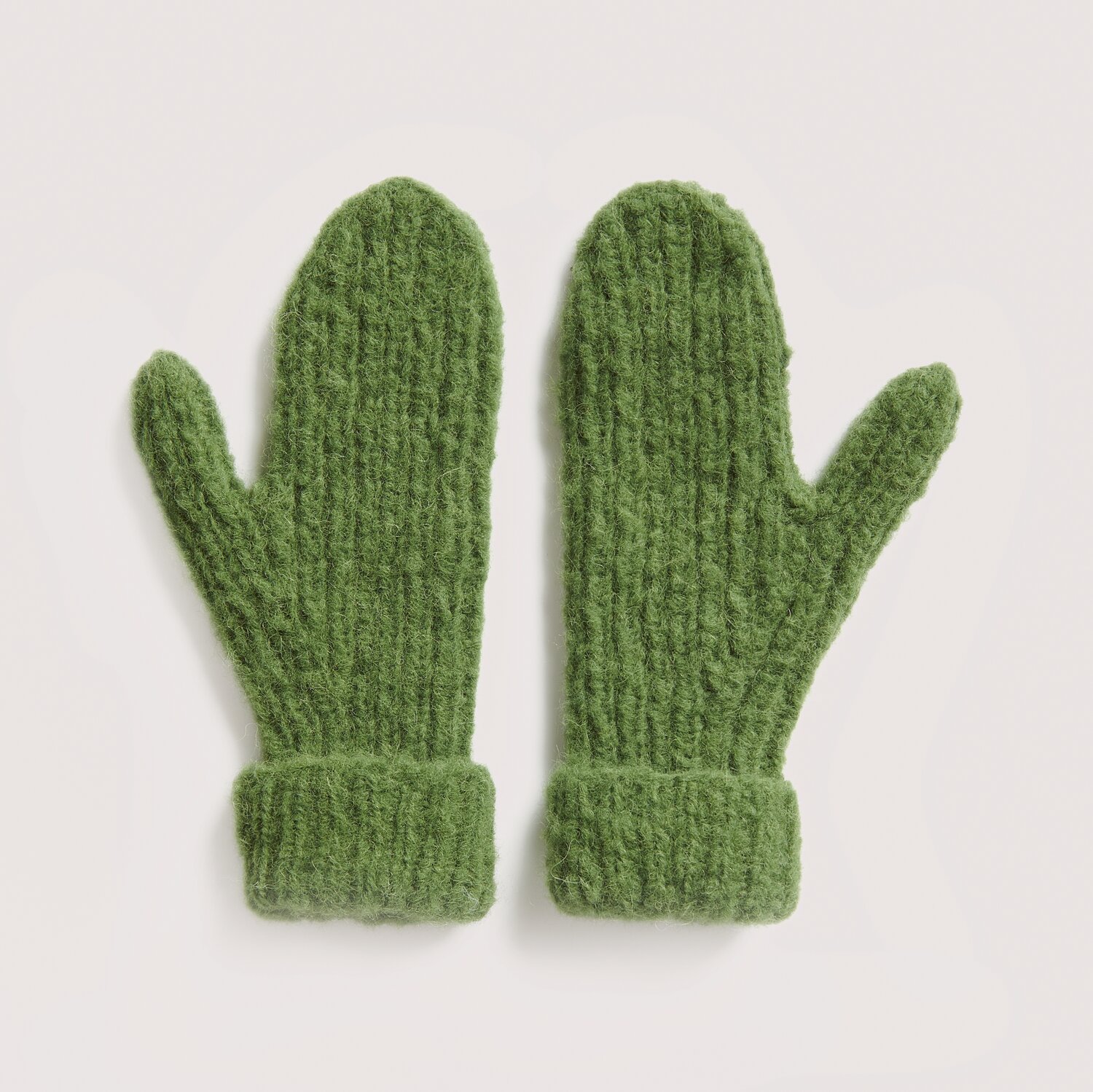 Luxury Pure Baby Alpaca 50g 150m Farbe Oliv von Rico Design Strickset Handschuhe Modell 20 aus Luxury Knits: Grüne Fäustlinge aus Premium Natural Fibres auf hellem Hintergrund.