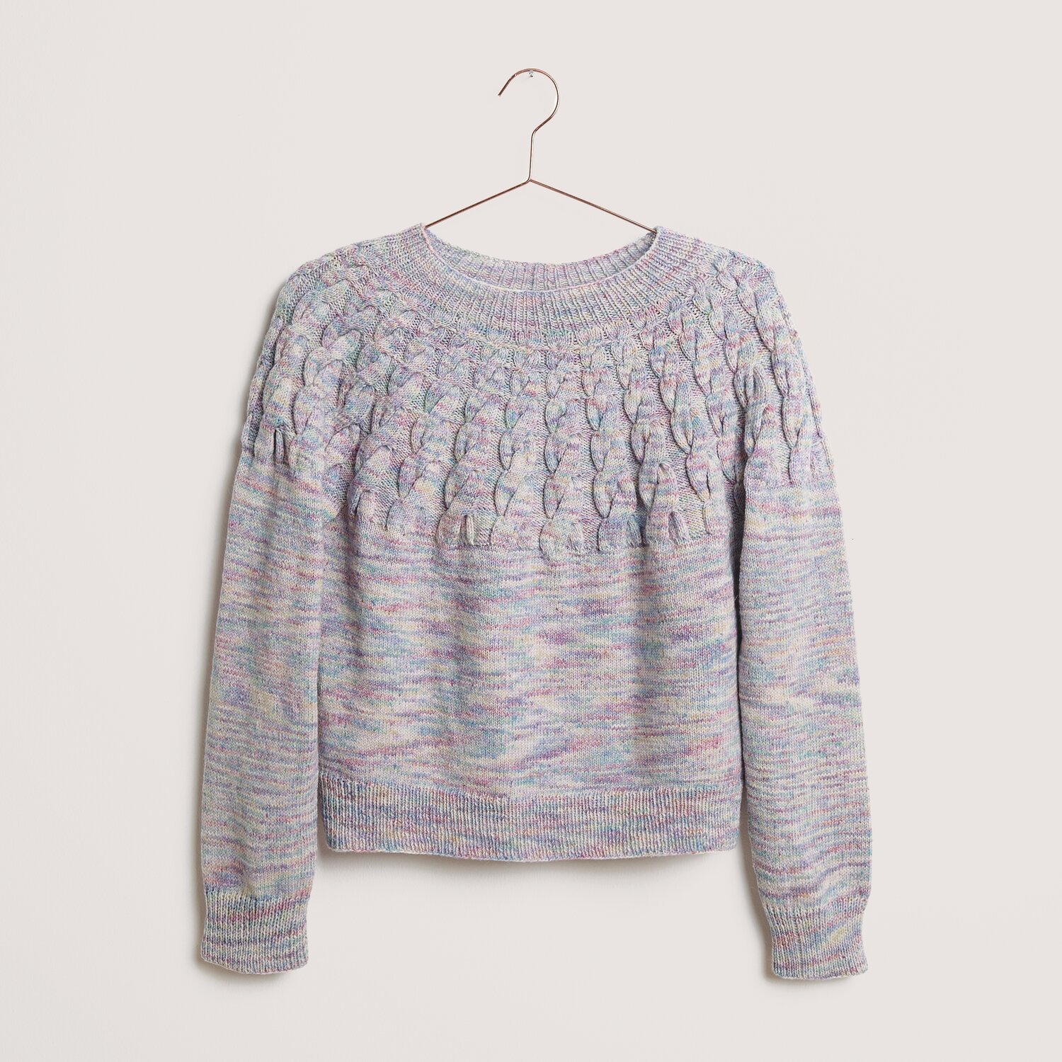 Gestrickter Pullover mit Strickmuster in hellen Farben