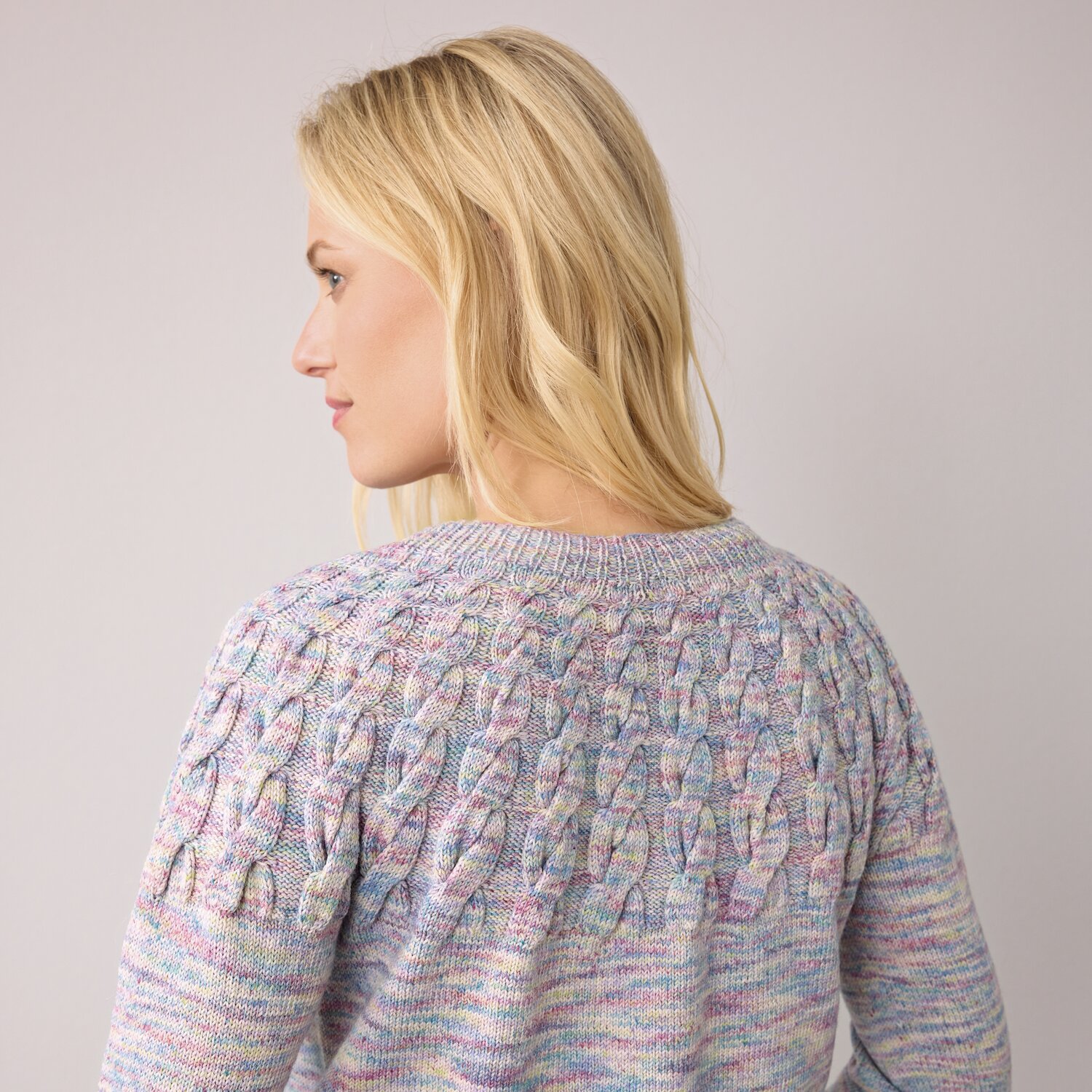 Strickset Pullover Modell 12 aus Die Neue Masche No. 14 von idee. Creativmarkt Strickset Pullover Modell 12 aus DNM 14, pastellfarben, zeigt Rückansicht mit Zopfmuster.