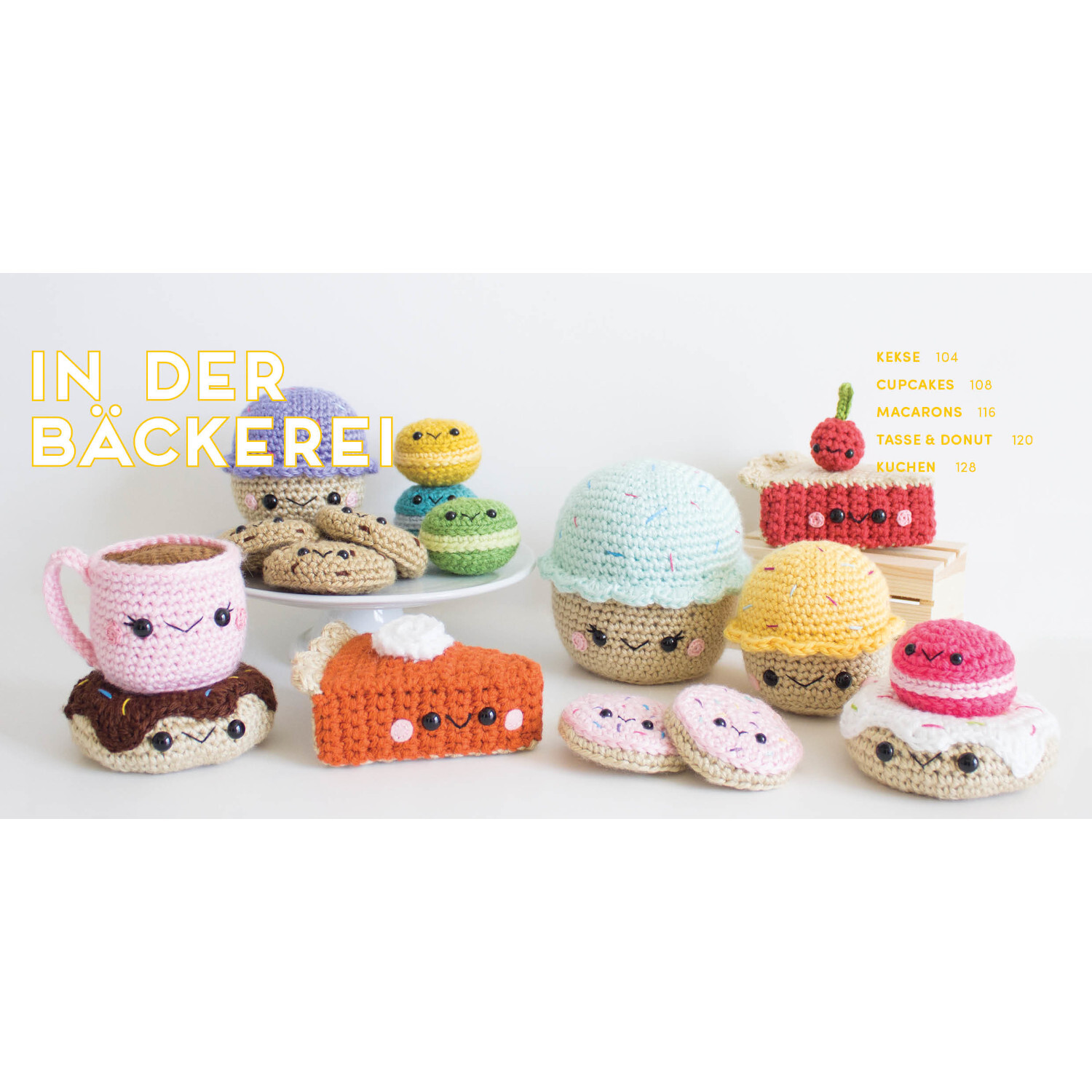 Meine kunterbunte Amigurumi-Welt: Bunte gehäkelte Figuren in Form von Gebäck und Tassen auf weißem Hintergrund.