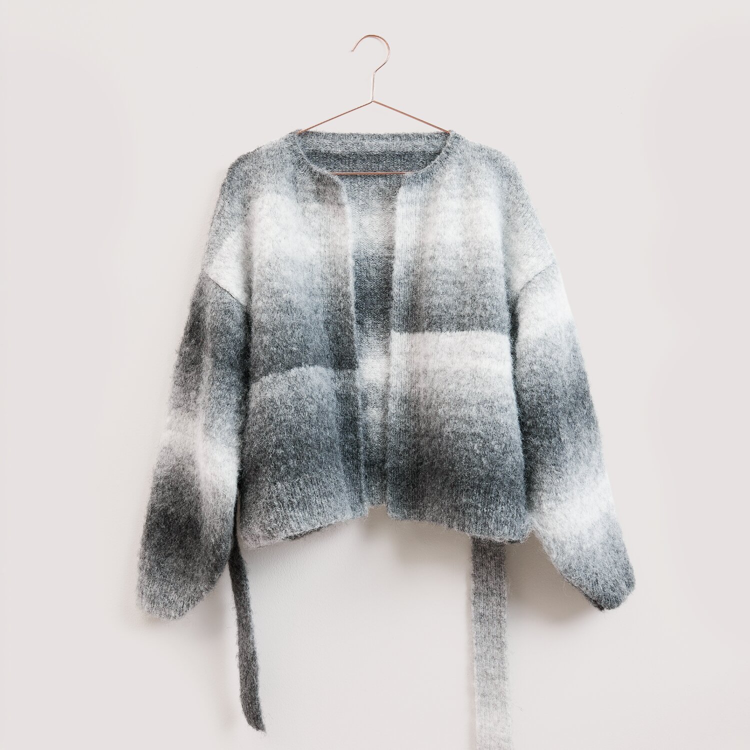 Die Neue Masche No. 16 Herbst, Strickjacke von Wolle Rödel mit langem Bindegürtel, locker geschnitten, meliertes Streifenmuster in hellen und dunklen Grautönen