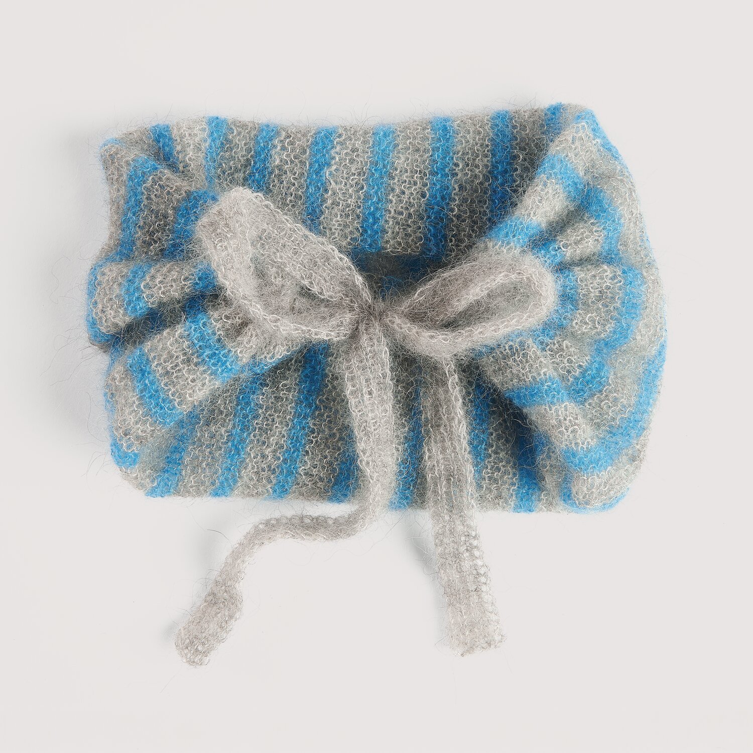 Strickset Schalkragen Modell 21c aus Die Neue Masche No. 16 Herbst von Wolle Rödel, weicher gestreifter Loop mit Bindebändern, ideal für warme Winter-Outfits