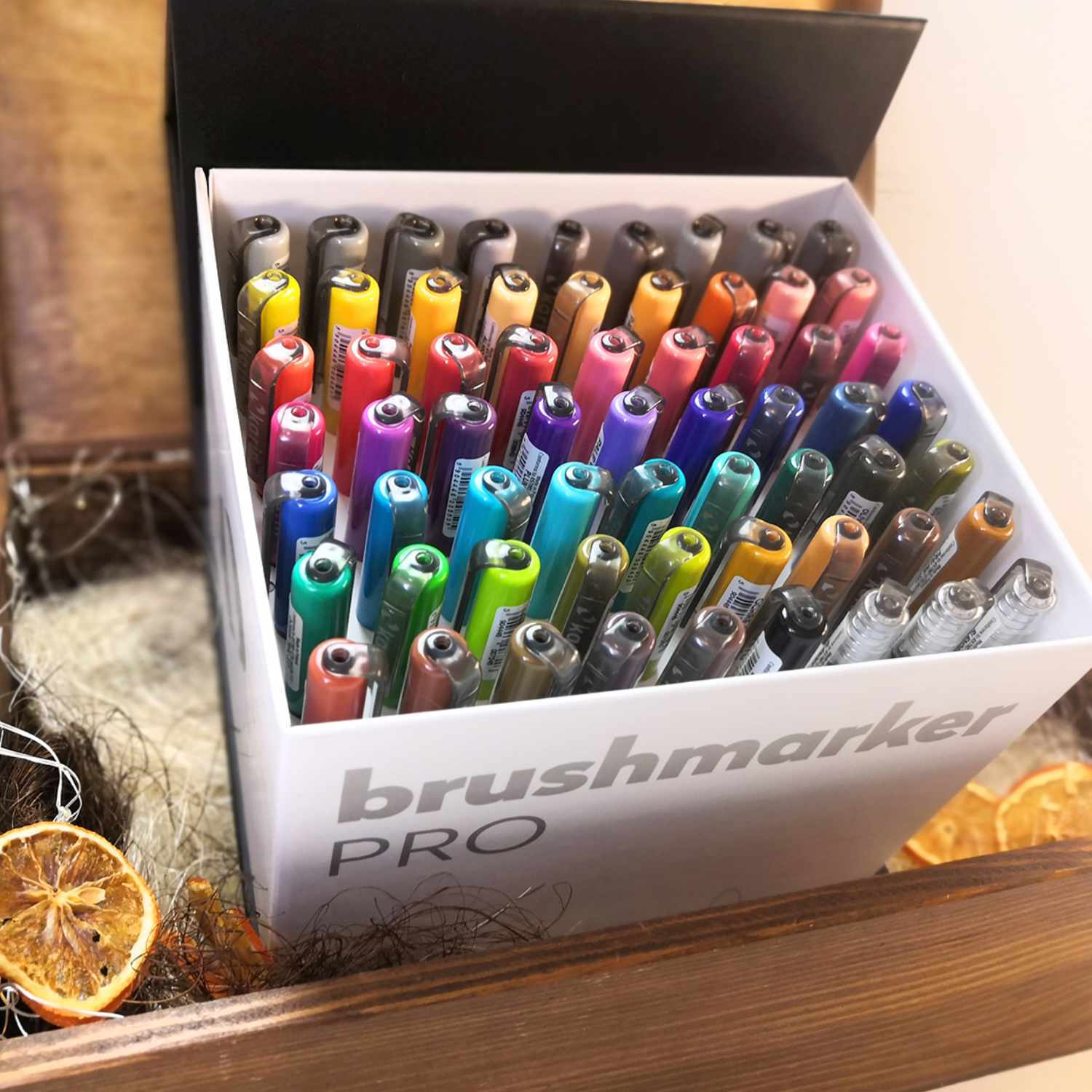 Brushmarker PRO Mega Box 60 Farben + 3 Blender Brushmarker PRO Mega Box 60 Farben + 3 Blender